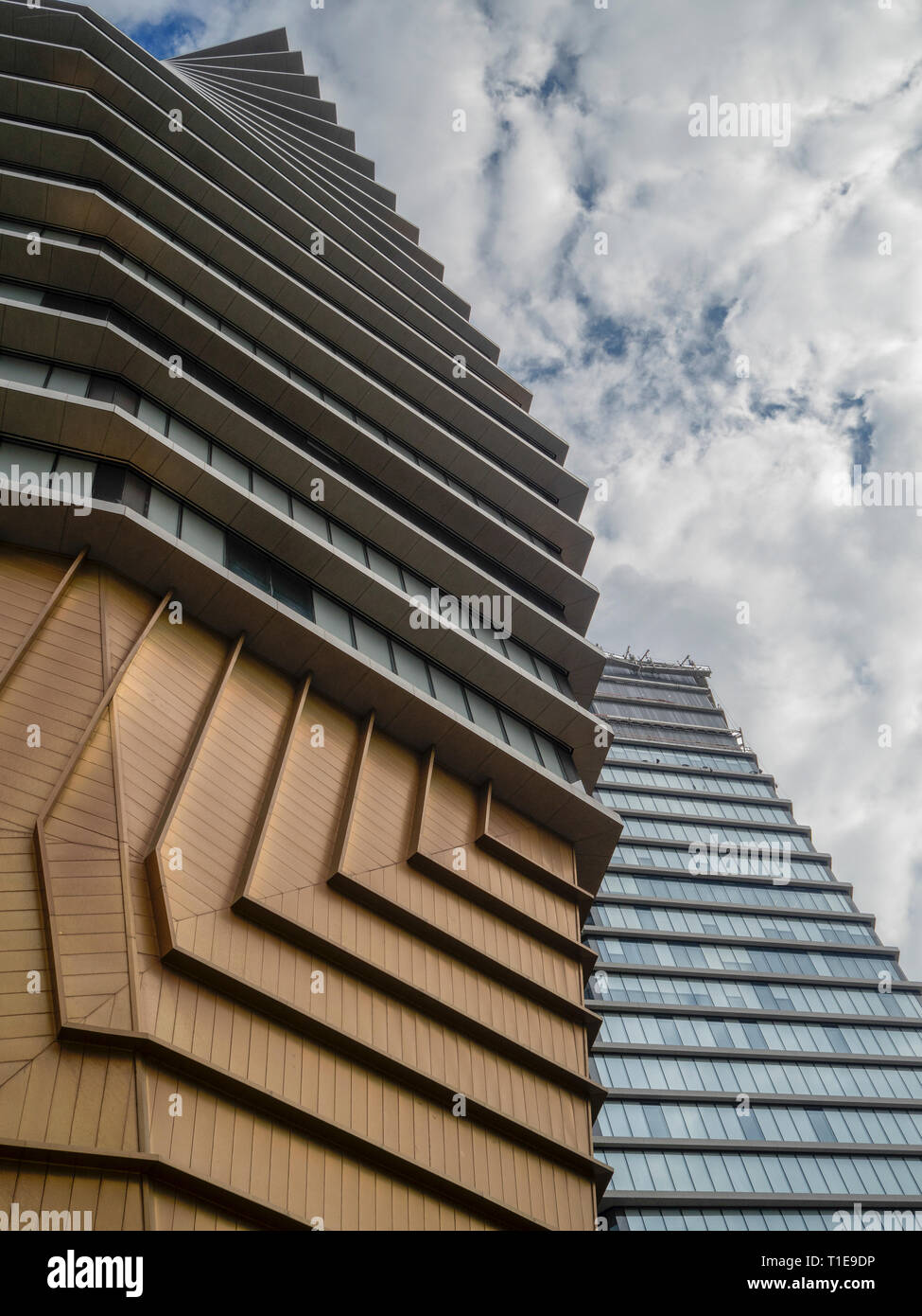 Moderne, Glas, hohe Gebäude in Tel Aviv, Israel. Das Wohnhaus über der TLV Fashion Mall - Haus der Mode Stockfoto