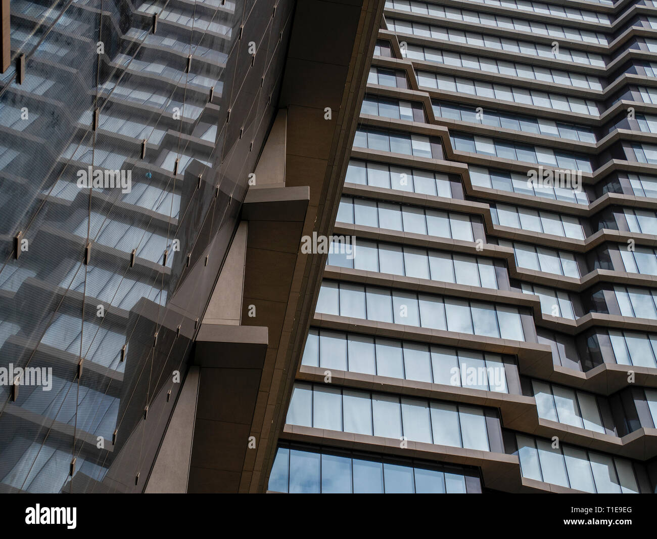 Moderne, Glas, hohe Gebäude in Tel Aviv, Israel. Das Wohnhaus über der TLV Fashion Mall - Haus der Mode Stockfoto