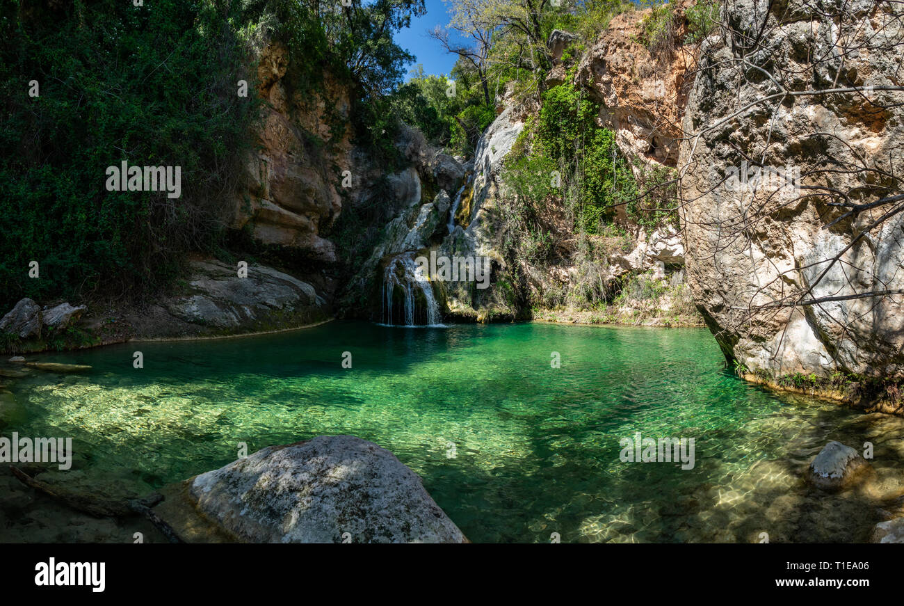 Eagle's Nest See in Tarragona mit Wasserfall und grünen Teich Stockfoto