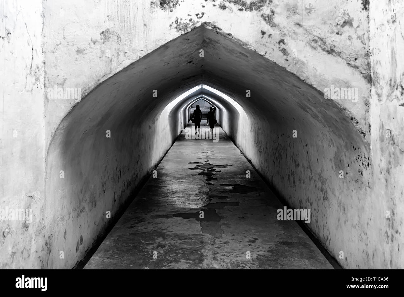Silhouette von Menschen bei Taman Sari in Yogyakarta unterirdischer Tunnel Stockfoto