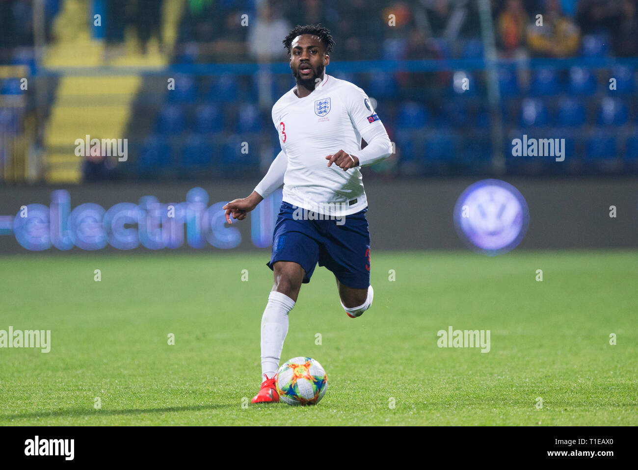 Podgorica, Montenegro. 25 Mär, 2019. Danny Rose von England kommt nach vorn auf der Kugel Credit: Nikola Krstic/Alamy leben Nachrichten Stockfoto