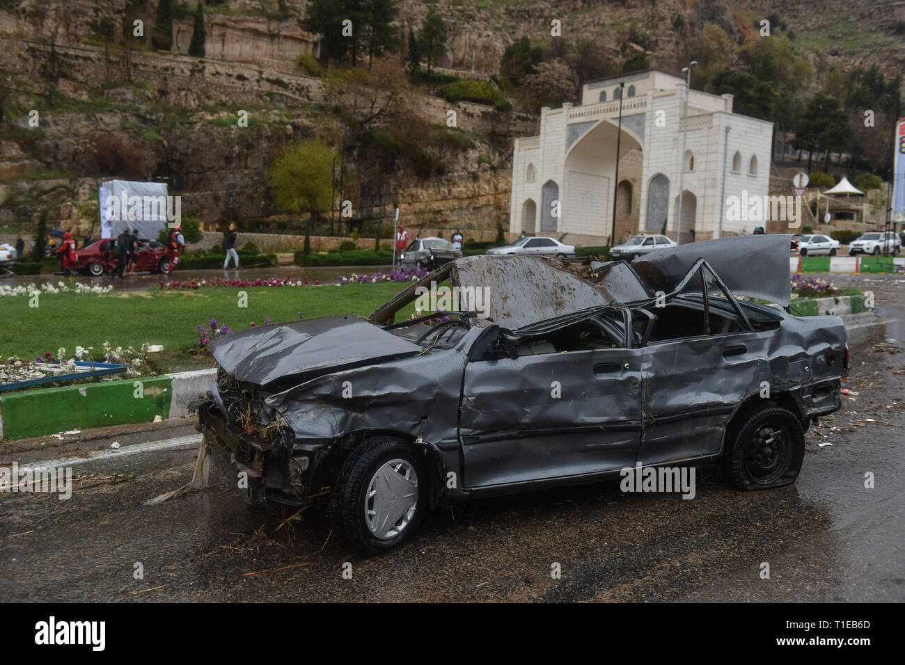 Shiraz, Iran. 25. Mär 2019. Schwere Regenfälle haben Überschwemmungen sowie im südlichen Iran geführt. Die Stadt Shiraz, die in der Regel Erfahrungen wenig Niederschlag wurde von einem schweren Hochwasser am Montag schlagen, mit Hochwasser weg fegen Autos im Zentrum von Shiraz. Autos wurden weggeschwemmt und Häuser vom Hochwasser beschädigt. Auch Fahrzeuge, die sich auf Qur'an Straße von Shiraz Stadt angehäuft, Provinz Fars, Iran, Montag, 25. März 2019. Credit: Amin Bre/Alamy leben Nachrichten Stockfoto