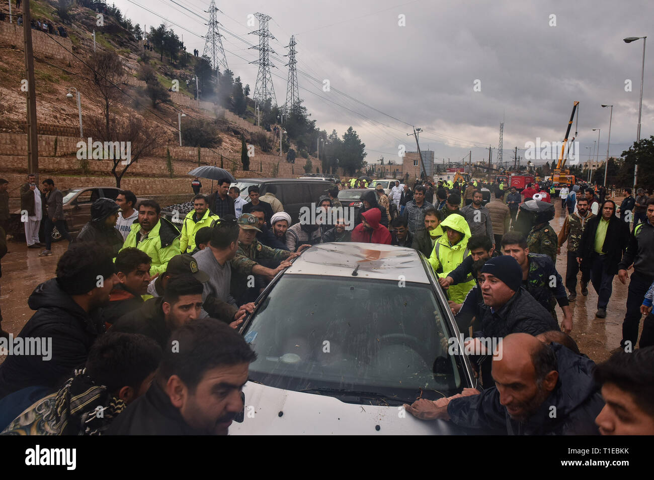 Shiraz, Iran. 25. Mär 2019. Schwere Regenfälle haben Überschwemmungen sowie im südlichen Iran geführt. Die Stadt Shiraz, die in der Regel Erfahrungen wenig Niederschlag wurde von einem schweren Hochwasser am Montag schlagen, mit Hochwasser weg fegen Autos im Zentrum von Shiraz. Autos wurden weggeschwemmt und Häuser vom Hochwasser beschädigt. Auch Fahrzeuge, die sich auf Qur'an Straße von Shiraz Stadt angehäuft, Provinz Fars, Iran, Montag, 25. März 2019. Credit: Amin Bre/Alamy leben Nachrichten Stockfoto