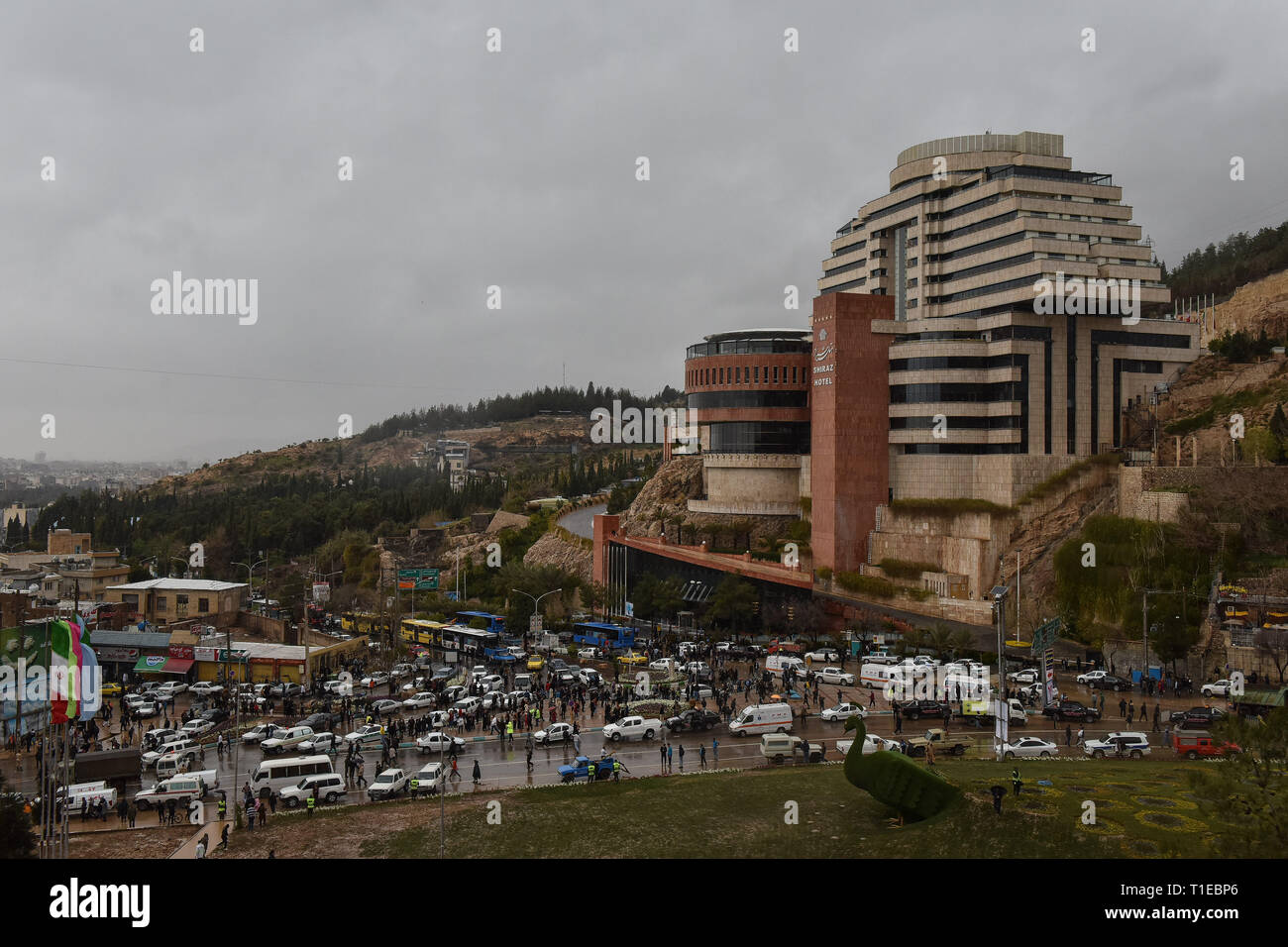 Shiraz, Iran. 25. Mär 2019. Schwere Regenfälle haben Überschwemmungen sowie im südlichen Iran geführt. Die Stadt Shiraz, die in der Regel Erfahrungen wenig Niederschlag wurde von einem schweren Hochwasser am Montag schlagen, mit Hochwasser weg fegen Autos im Zentrum von Shiraz. Autos wurden weggeschwemmt und Häuser vom Hochwasser beschädigt. Auch Fahrzeuge, die sich auf Qur'an Straße von Shiraz Stadt angehäuft, Provinz Fars, Iran, Montag, 25. März 2019. Credit: Amin Bre/Alamy leben Nachrichten Stockfoto