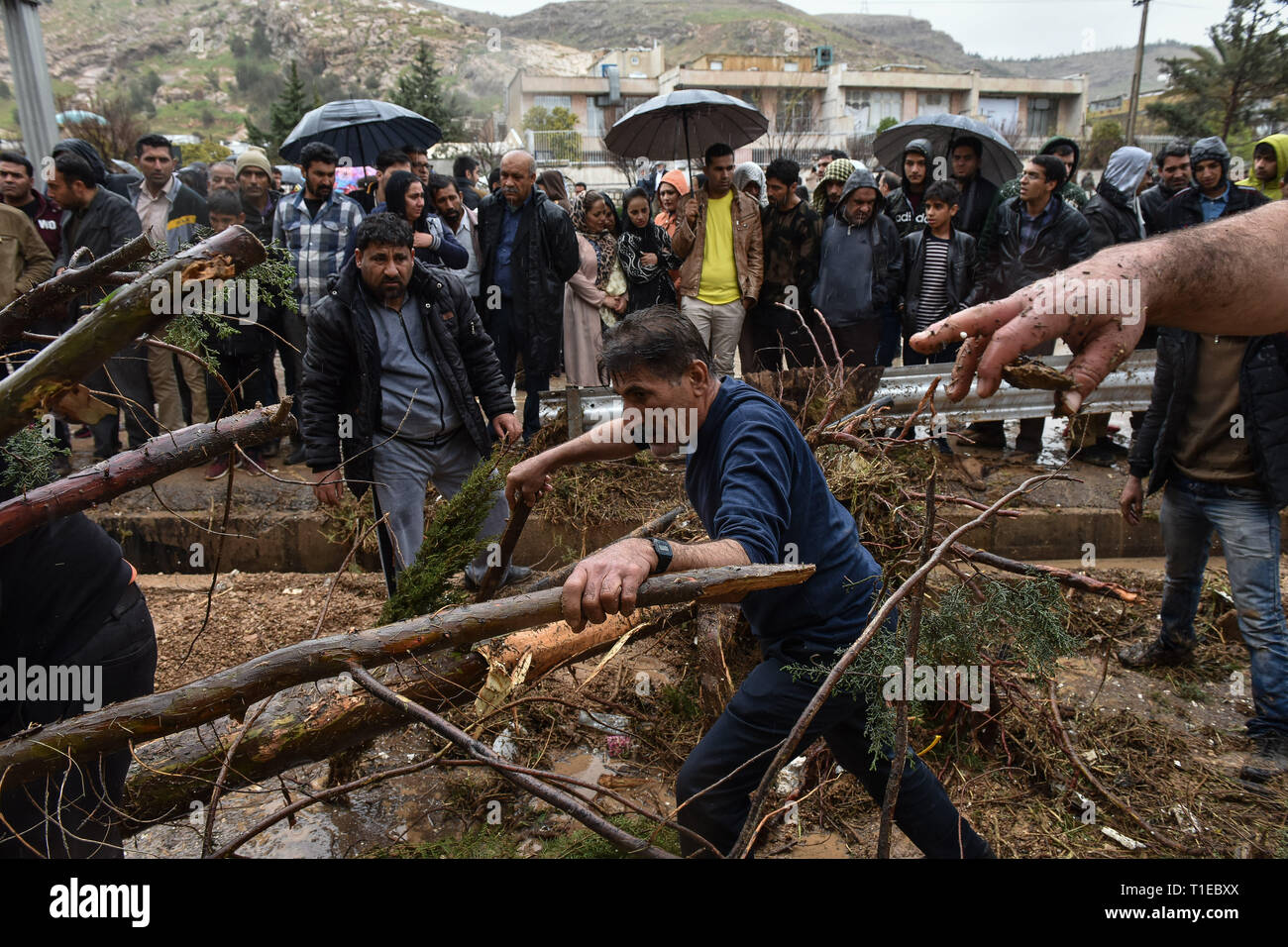 Shiraz, Iran. 25. Mär 2019. Schwere Regenfälle haben Überschwemmungen sowie im südlichen Iran geführt. Die Stadt Shiraz, die in der Regel Erfahrungen wenig Niederschlag wurde von einem schweren Hochwasser am Montag schlagen, mit Hochwasser weg fegen Autos im Zentrum von Shiraz. Autos wurden weggeschwemmt und Häuser vom Hochwasser beschädigt. Auch Fahrzeuge, die sich auf Qur'an Straße von Shiraz Stadt angehäuft, Provinz Fars, Iran, Montag, 25. März 2019. Credit: Amin Bre/Alamy leben Nachrichten Stockfoto