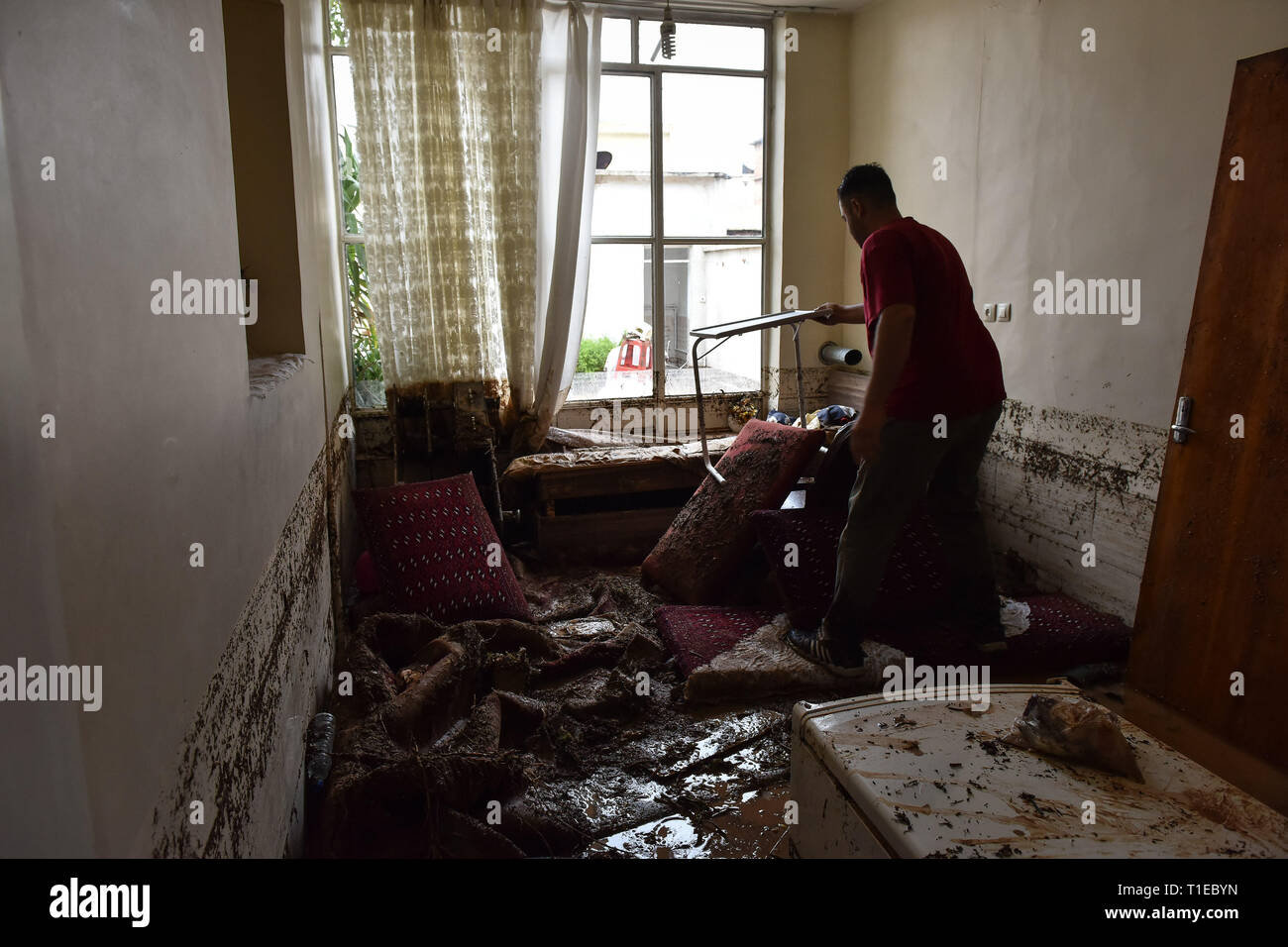 Shiraz, Iran. 25. Mär 2019. Schwere Regenfälle haben Überschwemmungen sowie im südlichen Iran geführt. Die Stadt Shiraz, die in der Regel Erfahrungen wenig Niederschlag wurde von einem schweren Hochwasser am Montag schlagen, mit Hochwasser weg fegen Autos im Zentrum von Shiraz. Autos wurden weggeschwemmt und Häuser vom Hochwasser beschädigt. Auch Fahrzeuge, die sich auf Qur'an Straße von Shiraz Stadt angehäuft, Provinz Fars, Iran, Montag, 25. März 2019. Credit: Amin Bre/Alamy leben Nachrichten Stockfoto