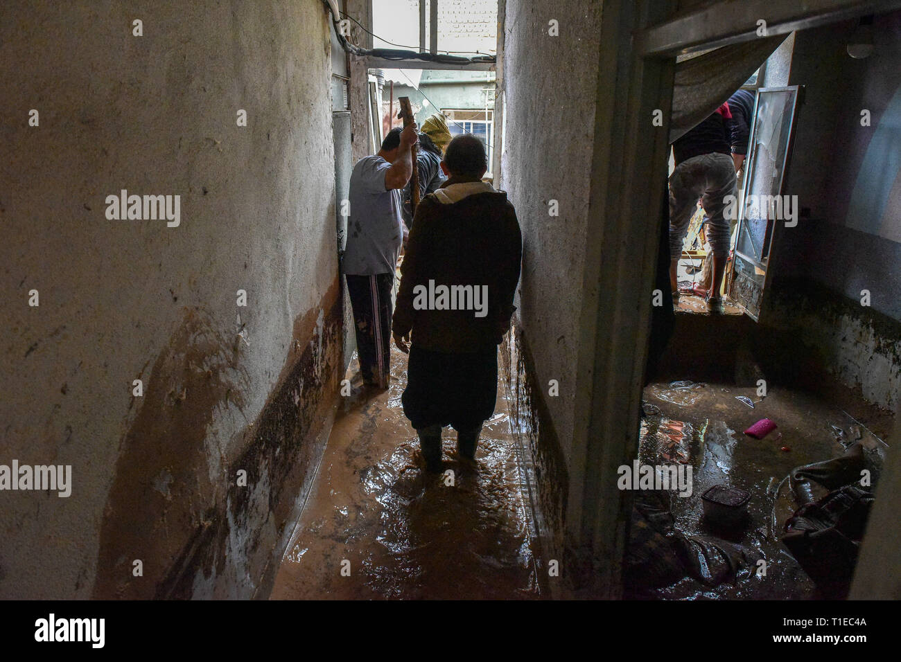 Shiraz, Iran. 25. Mär 2019. Schwere Regenfälle haben Überschwemmungen sowie im südlichen Iran geführt. Die Stadt Shiraz, die in der Regel Erfahrungen wenig Niederschlag wurde von einem schweren Hochwasser am Montag schlagen, mit Hochwasser weg fegen Autos im Zentrum von Shiraz. Autos wurden weggeschwemmt und Häuser vom Hochwasser beschädigt. Auch Fahrzeuge, die sich auf Qur'an Straße von Shiraz Stadt angehäuft, Provinz Fars, Iran, Montag, 25. März 2019. Credit: Amin Bre/Alamy leben Nachrichten Stockfoto