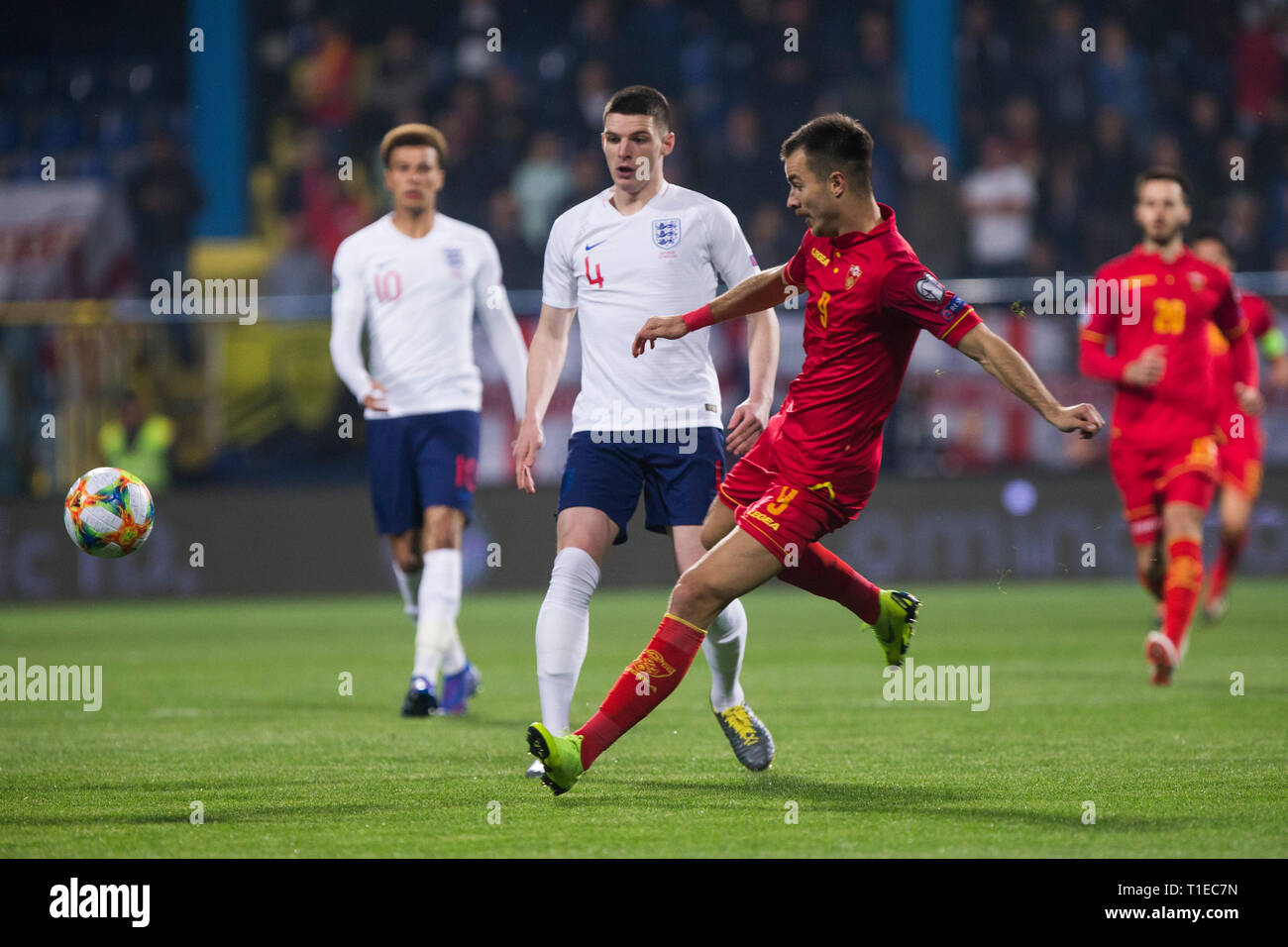 Das Stadion der Stadt Podgorica, Podgorica, Montenegro. 25 Mär, 2019. UEFA Europameisterschaft Qualifikation Fußball, Montenegro gegen England; Stefan Mugosa von Montenegro schießt auf Ziel Credit: Aktion plus Sport/Alamy leben Nachrichten Stockfoto