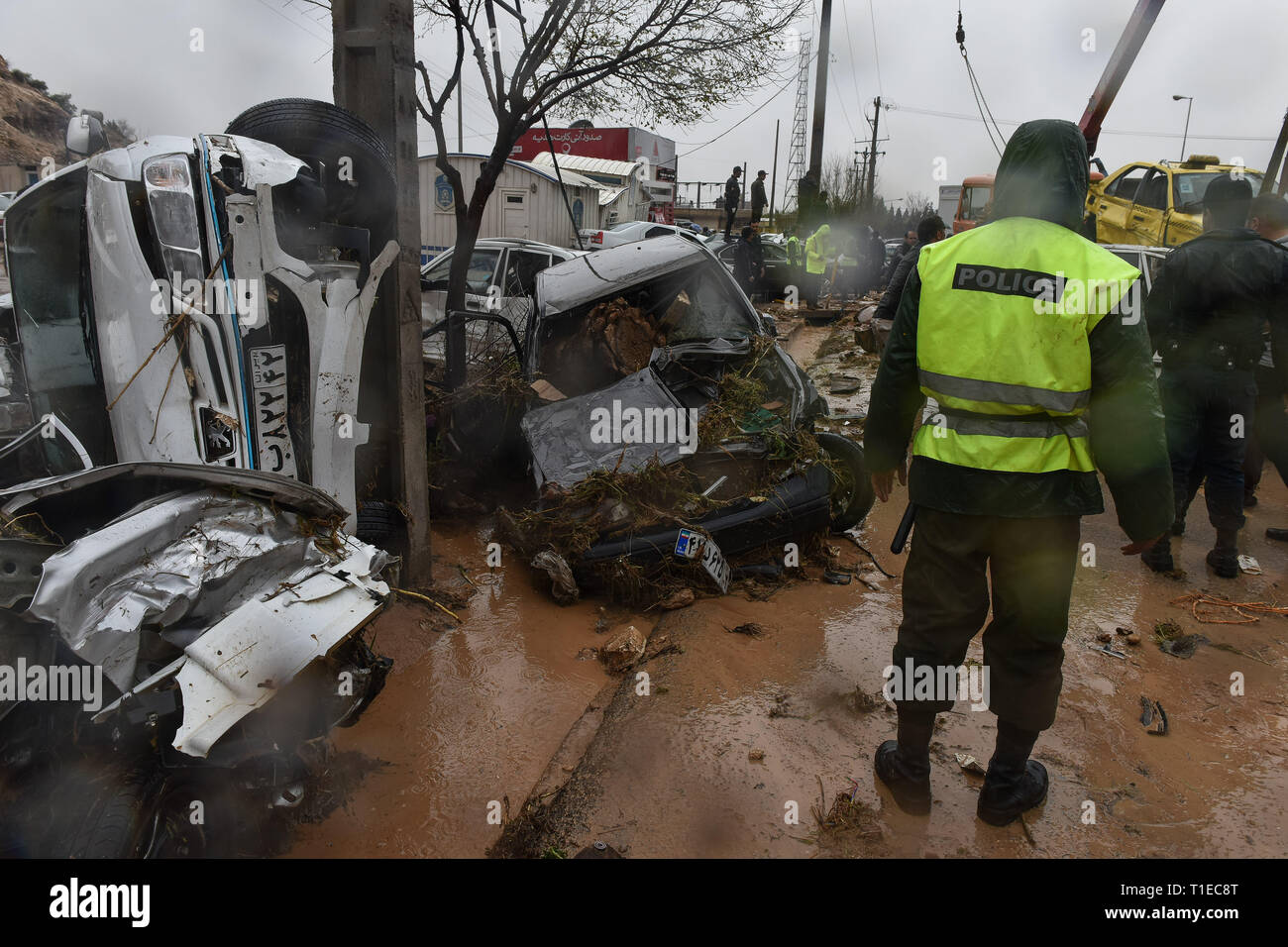 Shiraz, Iran. 25. Mär 2019. Schwere Regenfälle haben Überschwemmungen sowie im südlichen Iran geführt. Die Stadt Shiraz, die in der Regel Erfahrungen wenig Niederschlag wurde von einem schweren Hochwasser am Montag schlagen, mit Hochwasser weg fegen Autos im Zentrum von Shiraz. Autos wurden weggeschwemmt und Häuser vom Hochwasser beschädigt. Auch Fahrzeuge, die sich auf Qur'an Straße von Shiraz Stadt angehäuft, Provinz Fars, Iran, Montag, 25. März 2019. Credit: Amin Bre/Alamy leben Nachrichten Stockfoto