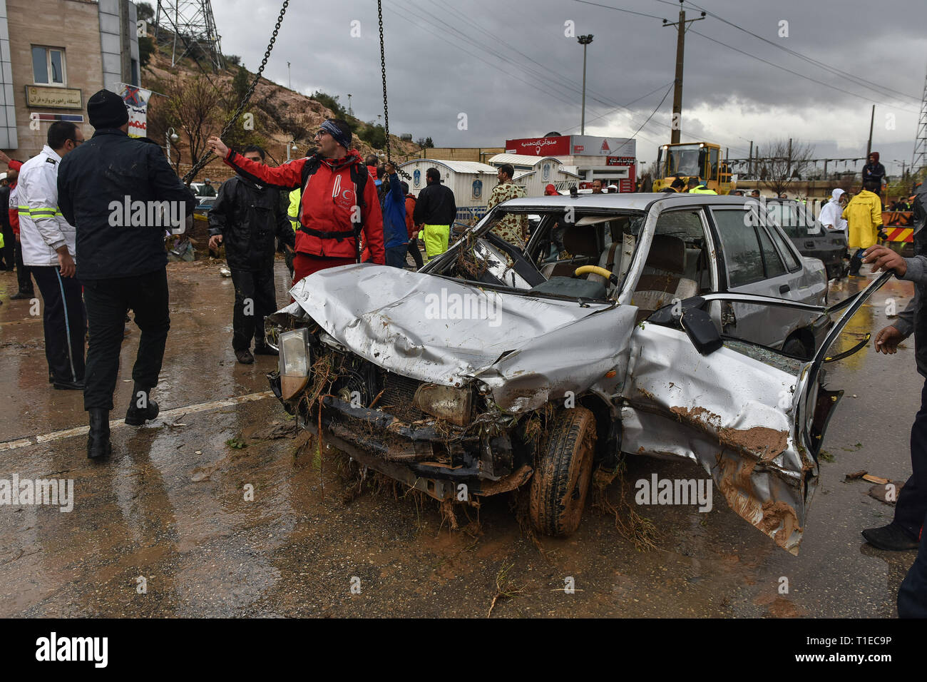 Shiraz, Iran. 25. Mär 2019. Schwere Regenfälle haben Überschwemmungen sowie im südlichen Iran geführt. Die Stadt Shiraz, die in der Regel Erfahrungen wenig Niederschlag wurde von einem schweren Hochwasser am Montag schlagen, mit Hochwasser weg fegen Autos im Zentrum von Shiraz. Autos wurden weggeschwemmt und Häuser vom Hochwasser beschädigt. Auch Fahrzeuge, die sich auf Qur'an Straße von Shiraz Stadt angehäuft, Provinz Fars, Iran, Montag, 25. März 2019. Credit: Amin Bre/Alamy leben Nachrichten Stockfoto