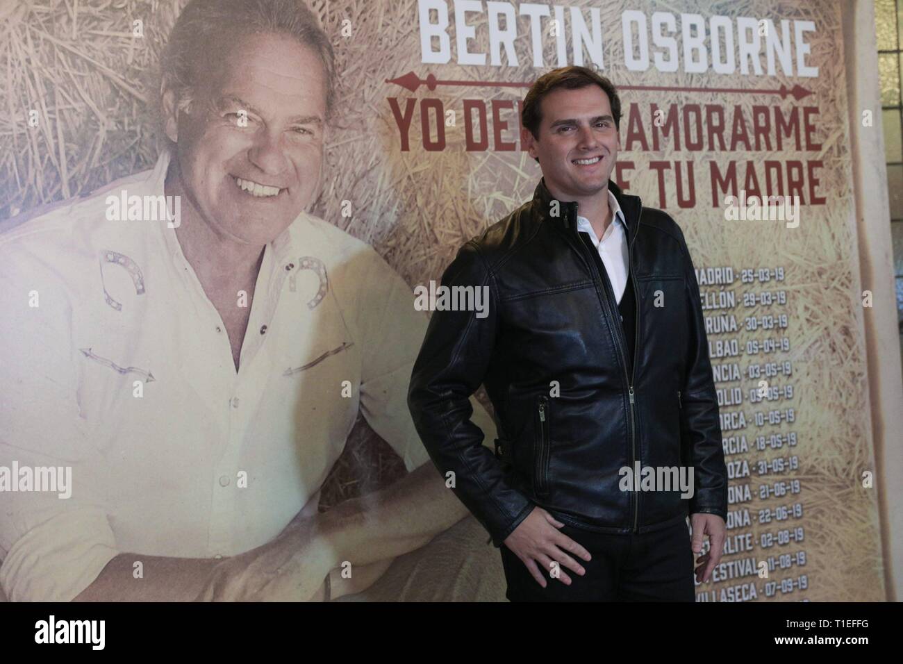 Albert Rivera am Fotoshooting vor dem Konzert gesehen. Bertín Osborne am Teatro Calderón in Madrid, wo er präsentiert "Yo debí enamoarme de tu Madre', sein neues Album. Cordon drücken Sie Stockfoto