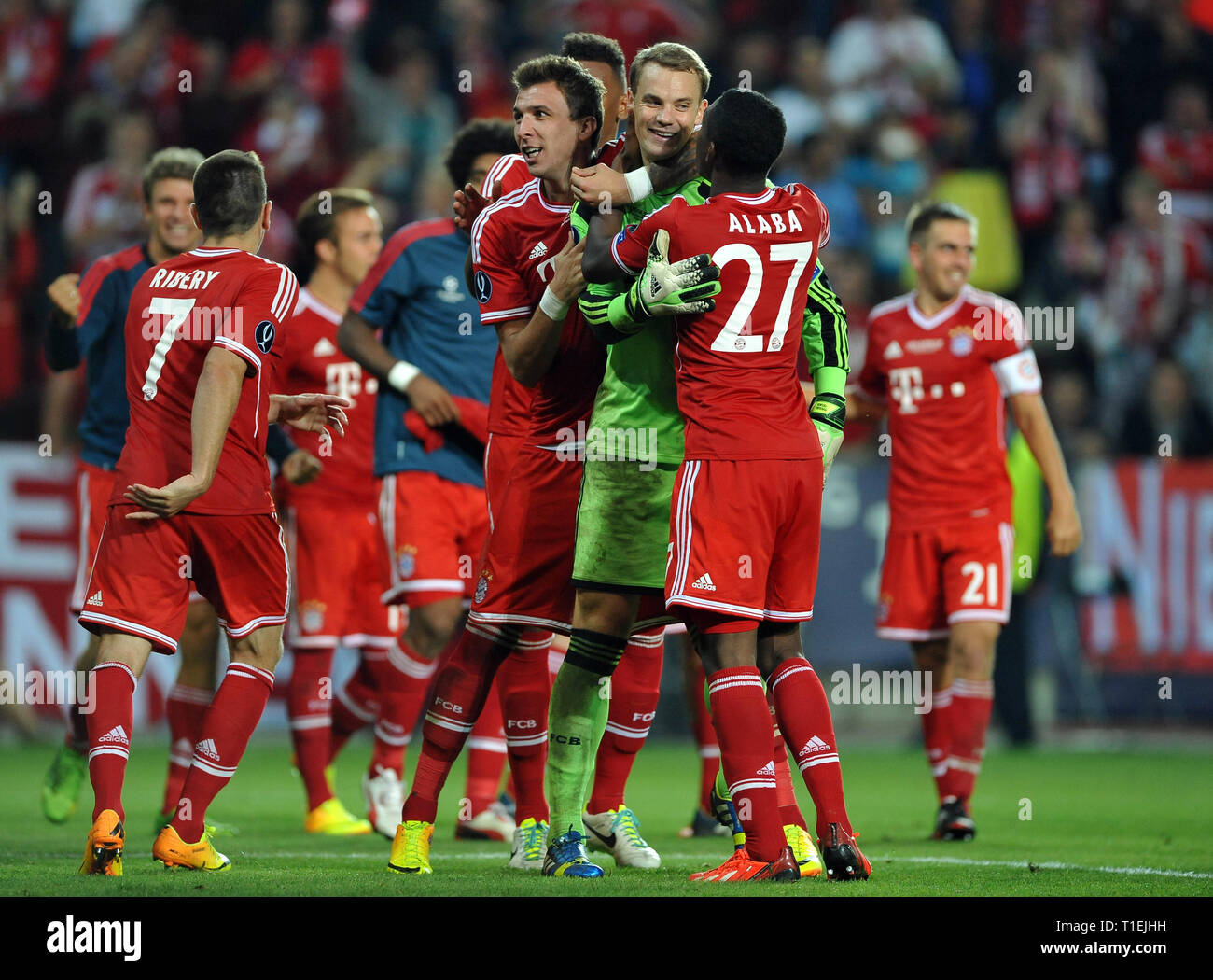 Prag, Tschechische Republik. 30 Aug, 2013. FC Bayern München 2-2 FC Chelsea (AET, Bayern 5-4 auf Pens gewinnen). Die Spieler des FC Bayern München feiern nach dem Gewinn der UEFA Super Cup Fußball-Match zwischen Bayern München und der FC Chelsea im Eden Stadion in Prag, Tschechische Republik, 30. August 2013. /PSPA/Credit: Slavek Slavek Ruta Ruta/ZUMA Draht/Alamy leben Nachrichten Stockfoto