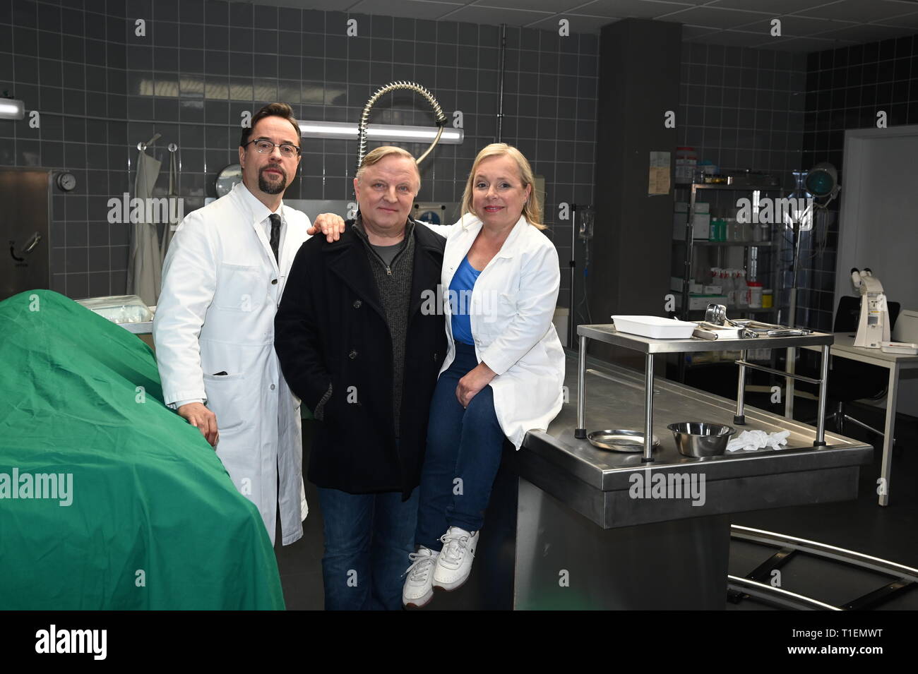 26. März 2019, Nordrhein-Westfalen, Köln: Die Schauspieler Jan Josef Liefers (L-R), Axel Prahl und Christine Urspruch stand in der Landschaft der gerichtlichen Medizin beim Fototermin am "Tatort Münster - Lakritz" (AT). Foto: Horst Galuschka/dpa Stockfoto