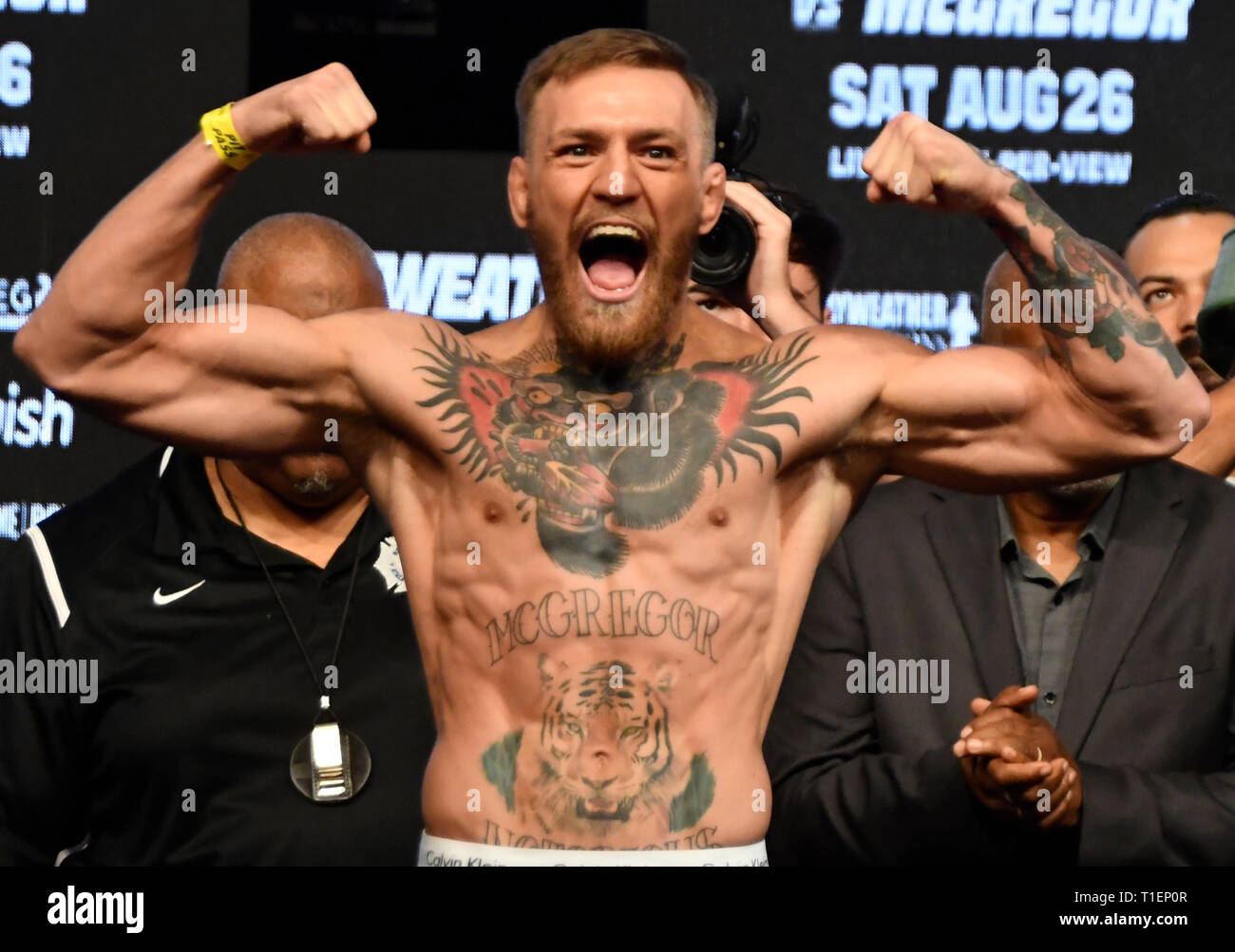 Las Vegas, Nevada, USA. 25 Aug, 2017. Irlands CONOR MCGREGOR wiegt 153 Pfund am heutigen Freitag an der T-Mobile Arena wiegen. McGregor kämpfen werden Floyd Mayweather Jr. August 26. bei der T-Mobile Arena in Las Vegas. Dies wird Floyd's 50. Kampf sein und seine letzte. Credit: Gene Blevins/ZUMA Draht/Alamy leben Nachrichten Stockfoto