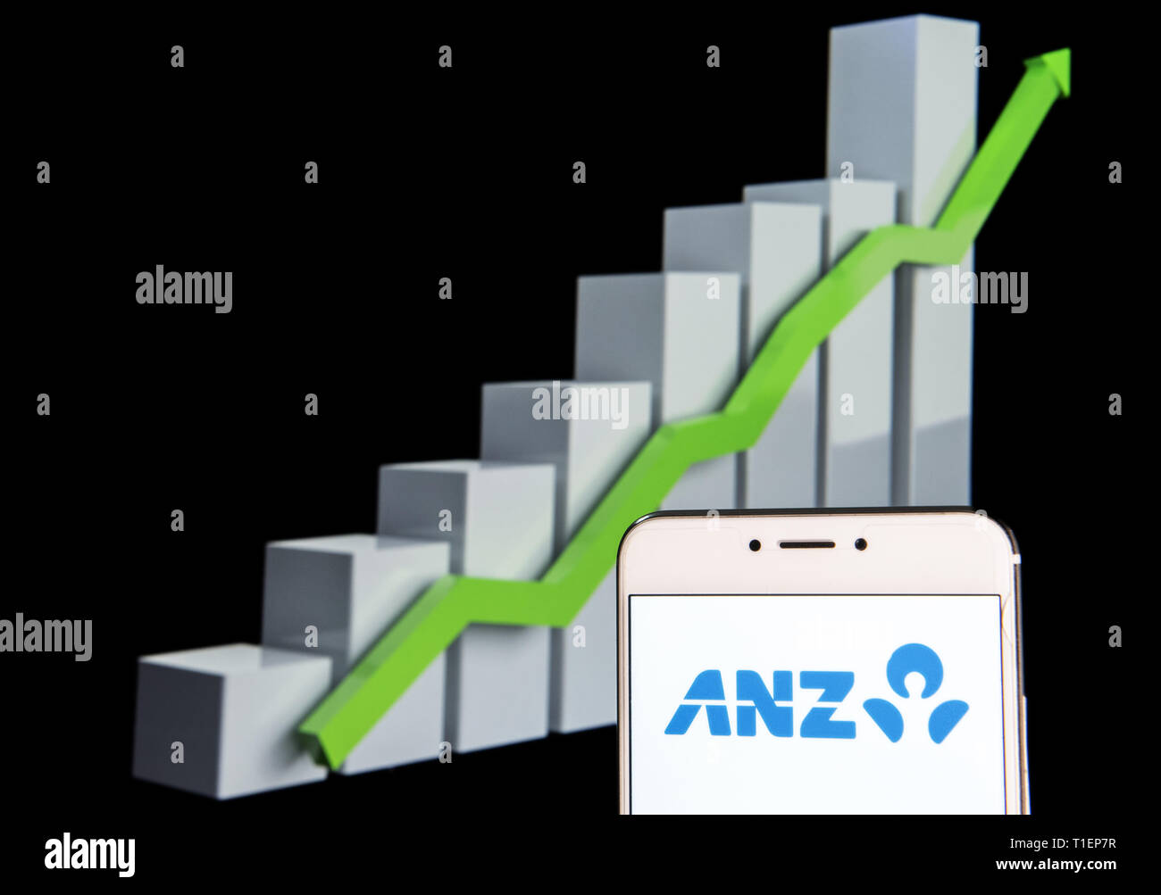 Hong Kong. 11 Feb, 2019. In diesem Foto, Bild a Financial Services Group die Australien und Neuseeland Bankengruppe ANZ Logo auf einem Android mobile Gerät mit einem Aufstieg Wachstumsdiagramm im Hintergrund zu sehen ist. Credit: Budrul Chukrut/SOPA Images/ZUMA Draht/Alamy leben Nachrichten Stockfoto