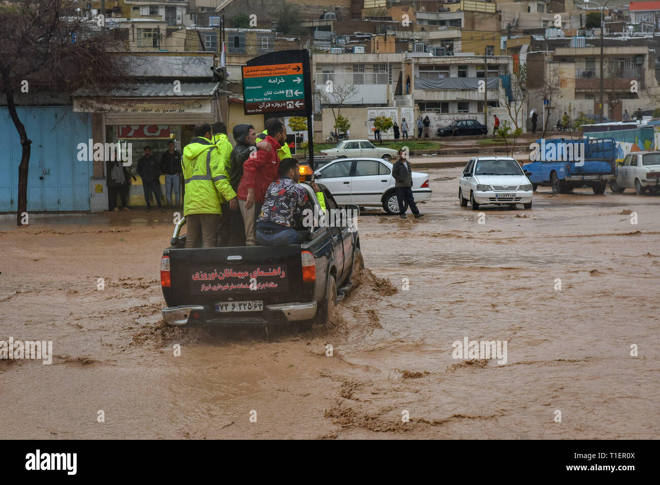 Shiraz, Iran. 26. Mär 2019. Der zweite Tag der Starkregen und Hochwasser in Shiraz hat Schäden in verschiedenen Teilen der Stadt Shiraz, Provinz Fars, Iran, Donnerstag, 25. März 2019. Die größten Schäden wurden in den Häusern der Saadi von schiras. Häuser wurden mit Hochwasser und viele Häuser besetzt sind, für den Zugang und nicht kompatibel. Der Pegel des Wassers im Saadi Bezirk ist etwa 3 Meter. Credit: Amin Bre/Alamy leben Nachrichten Stockfoto