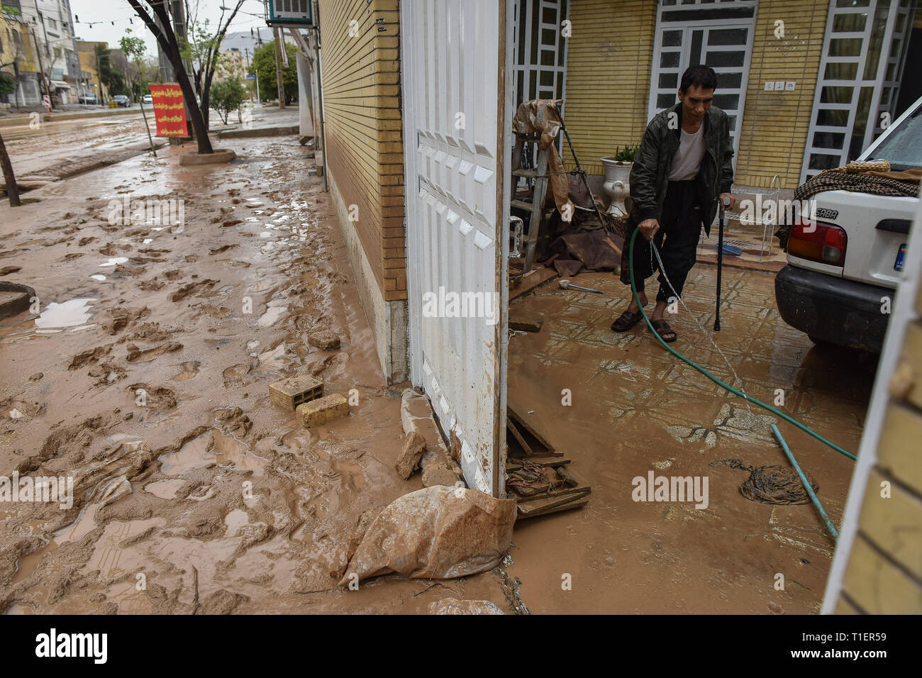 Shiraz, Iran. 26. Mär 2019. Der zweite Tag der Starkregen und Hochwasser in Shiraz hat Schäden in verschiedenen Teilen der Stadt Shiraz, Provinz Fars, Iran, Donnerstag, 25. März 2019. Die größten Schäden wurden in den Häusern der Saadi von schiras. Häuser wurden mit Hochwasser und viele Häuser besetzt sind, für den Zugang und nicht kompatibel. Der Pegel des Wassers im Saadi Bezirk ist etwa 3 Meter. Credit: Amin Bre/Alamy leben Nachrichten Stockfoto