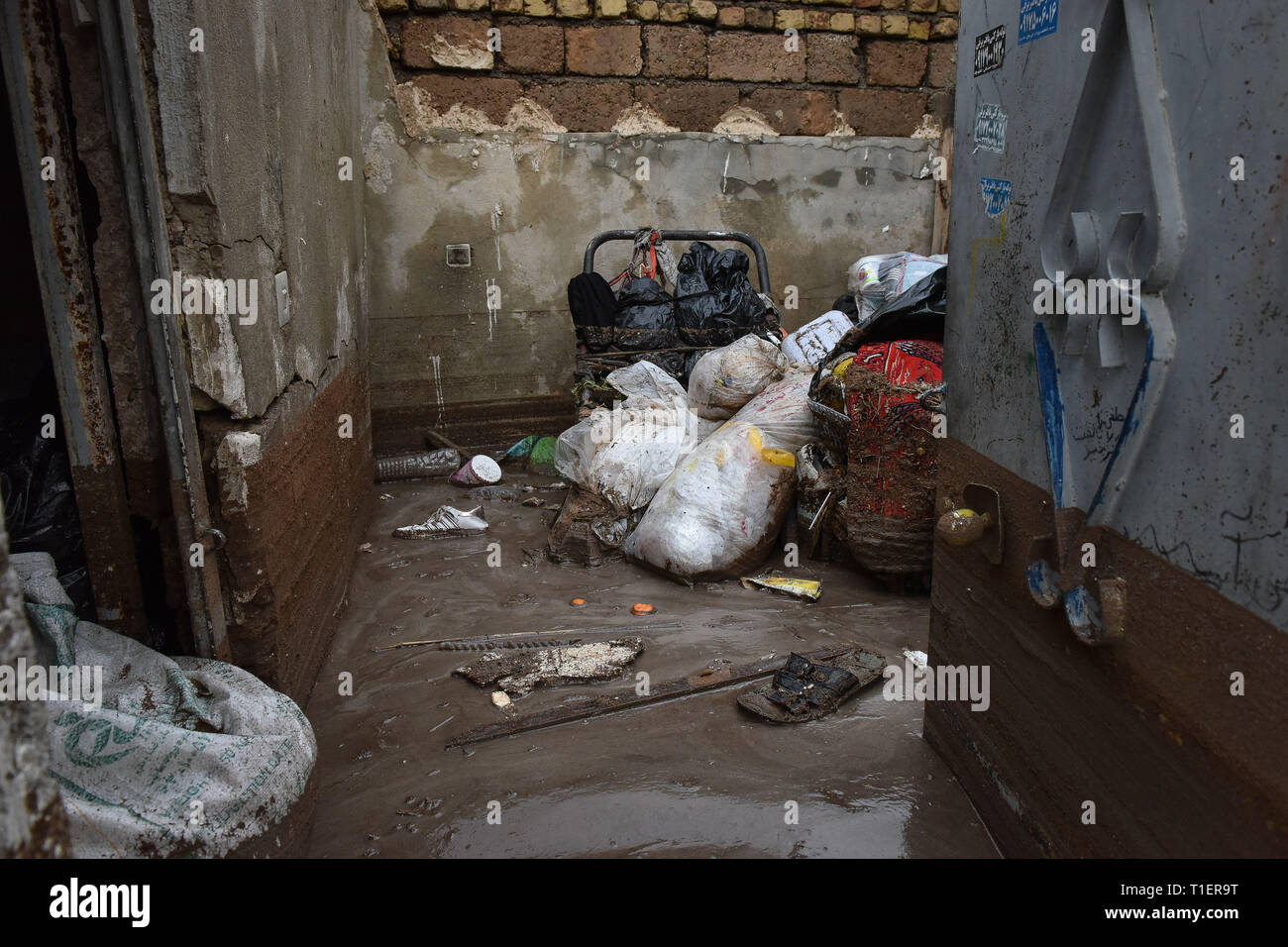 Shiraz, Iran. 26. Mär 2019. Der zweite Tag der Starkregen und Hochwasser in Shiraz hat Schäden in verschiedenen Teilen der Stadt Shiraz, Provinz Fars, Iran, Donnerstag, 25. März 2019. Die größten Schäden wurden in den Häusern der Saadi von schiras. Häuser wurden mit Hochwasser und viele Häuser besetzt sind, für den Zugang und nicht kompatibel. Der Pegel des Wassers im Saadi Bezirk ist etwa 3 Meter. Credit: Amin Bre/Alamy leben Nachrichten Stockfoto