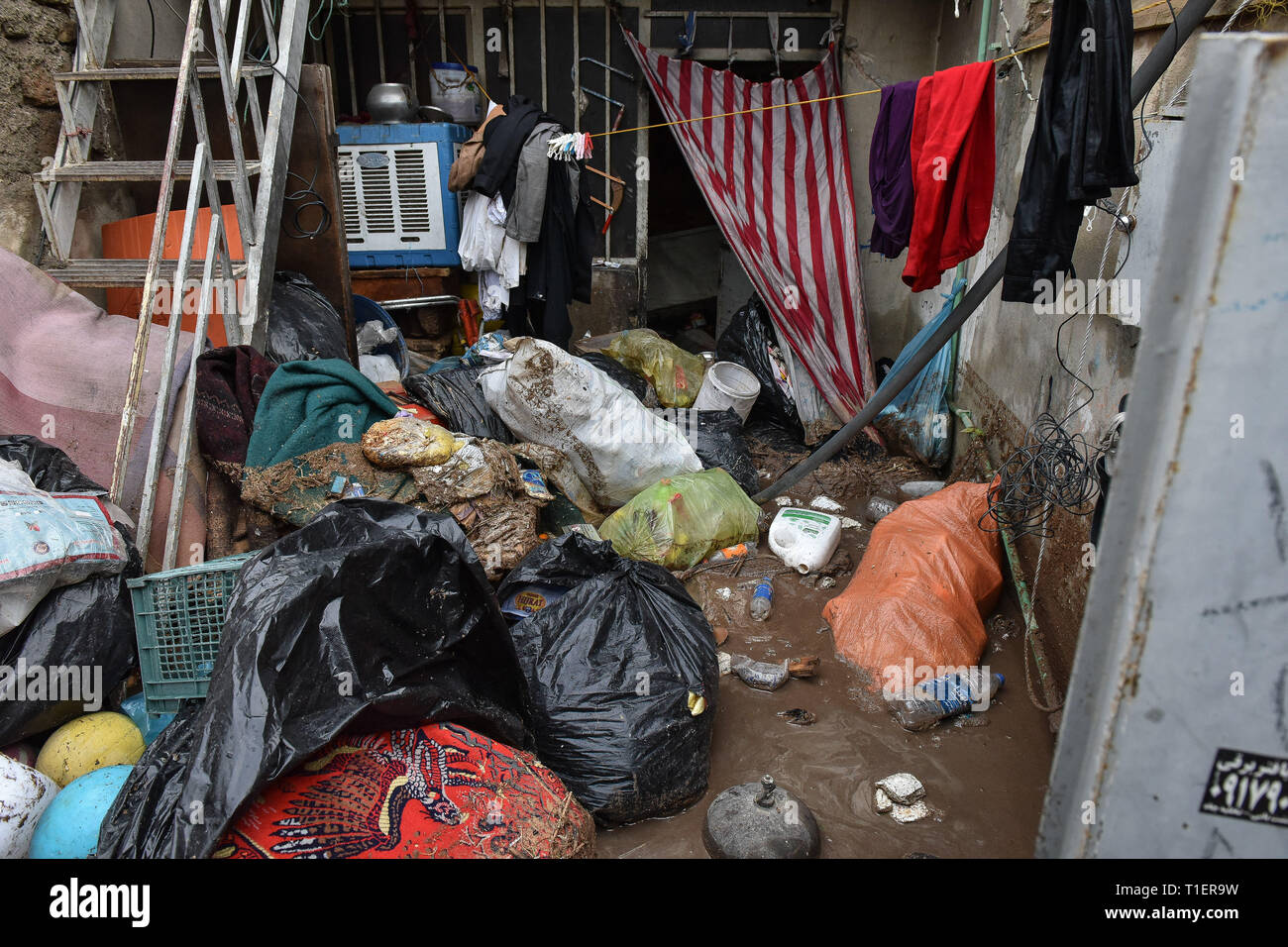 Shiraz, Iran. 26. Mär 2019. Der zweite Tag der Starkregen und Hochwasser in Shiraz hat Schäden in verschiedenen Teilen der Stadt Shiraz, Provinz Fars, Iran, Donnerstag, 25. März 2019. Die größten Schäden wurden in den Häusern der Saadi von schiras. Häuser wurden mit Hochwasser und viele Häuser besetzt sind, für den Zugang und nicht kompatibel. Der Pegel des Wassers im Saadi Bezirk ist etwa 3 Meter. Credit: Amin Bre/Alamy leben Nachrichten Stockfoto