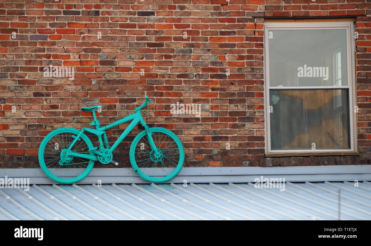 Vintage green Bike gegen alte gemauerte Wand mit Fenster Stockfoto