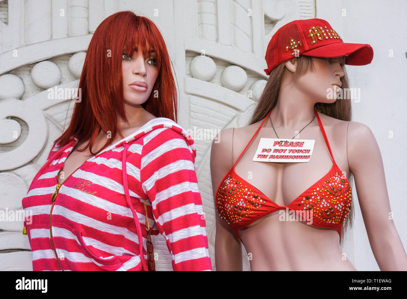 Miami Beach Florida, Ocean Drive, Mannequins, weiblich, üppig, Kleidung, Kleidung, Accessoires, Kleidung, Bikini, Schild, Logo, nicht berühren, Besucher reisen Stockfoto