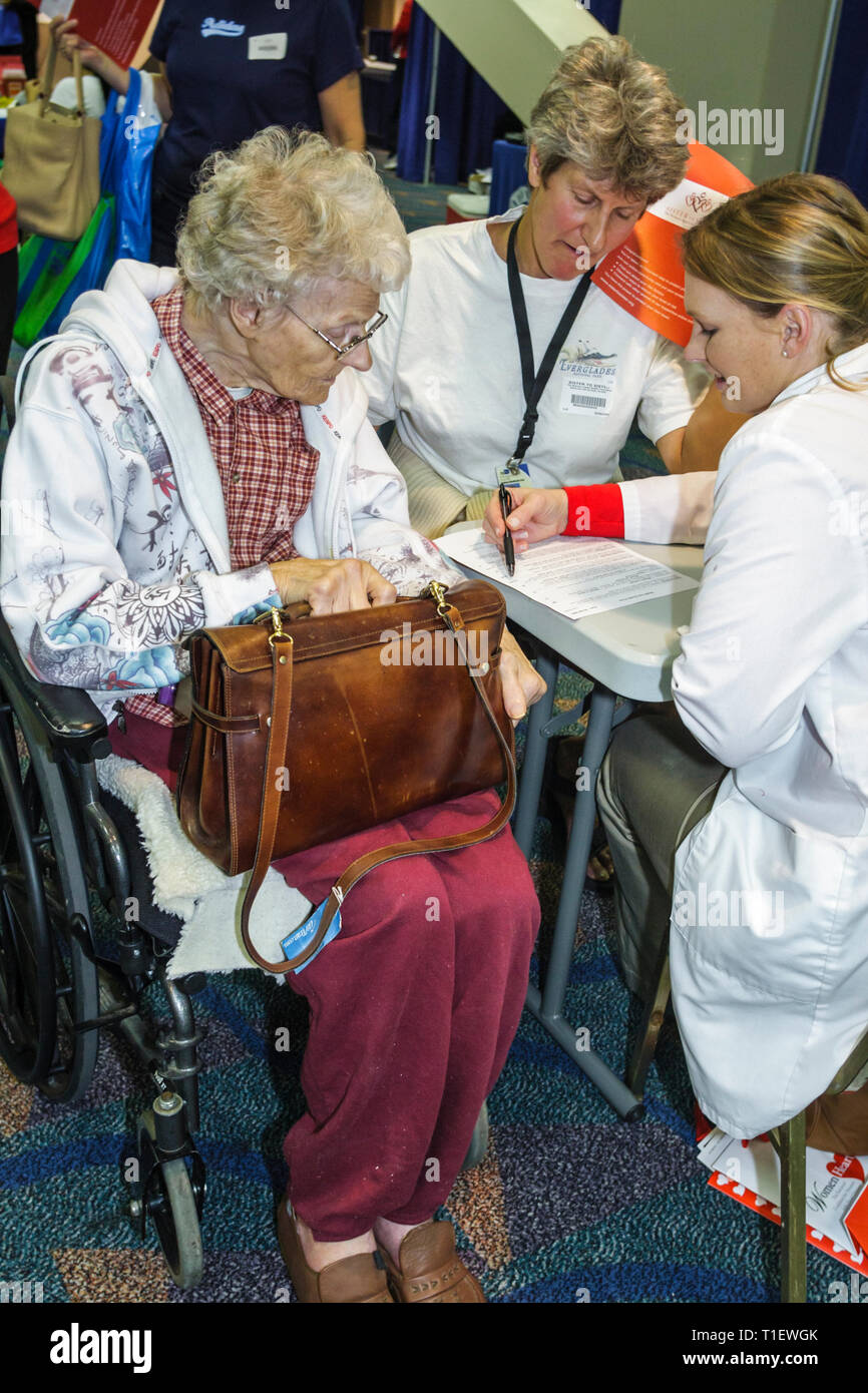 Miami Florida, James L. Knight Center, Zentrum, Frauen, Frauen, Männer Herz Gesundheitsmesse, Schwester-Schwester-Stiftung, Herzkrankheit, Gesundheit, Prävention, Frau Stockfoto