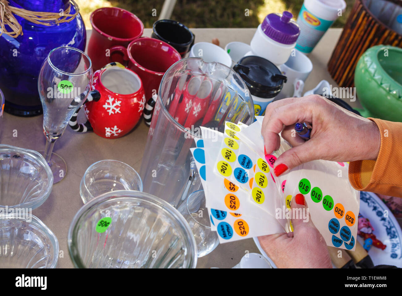 Miami Beach, Florida, Parks und Erholung, Cheerleader Yard Sale, Geld sammeln, Spendenaktion, Glas, Tassen, Tassen, Preisschilder, verkaufen, FL090308024 Stockfoto