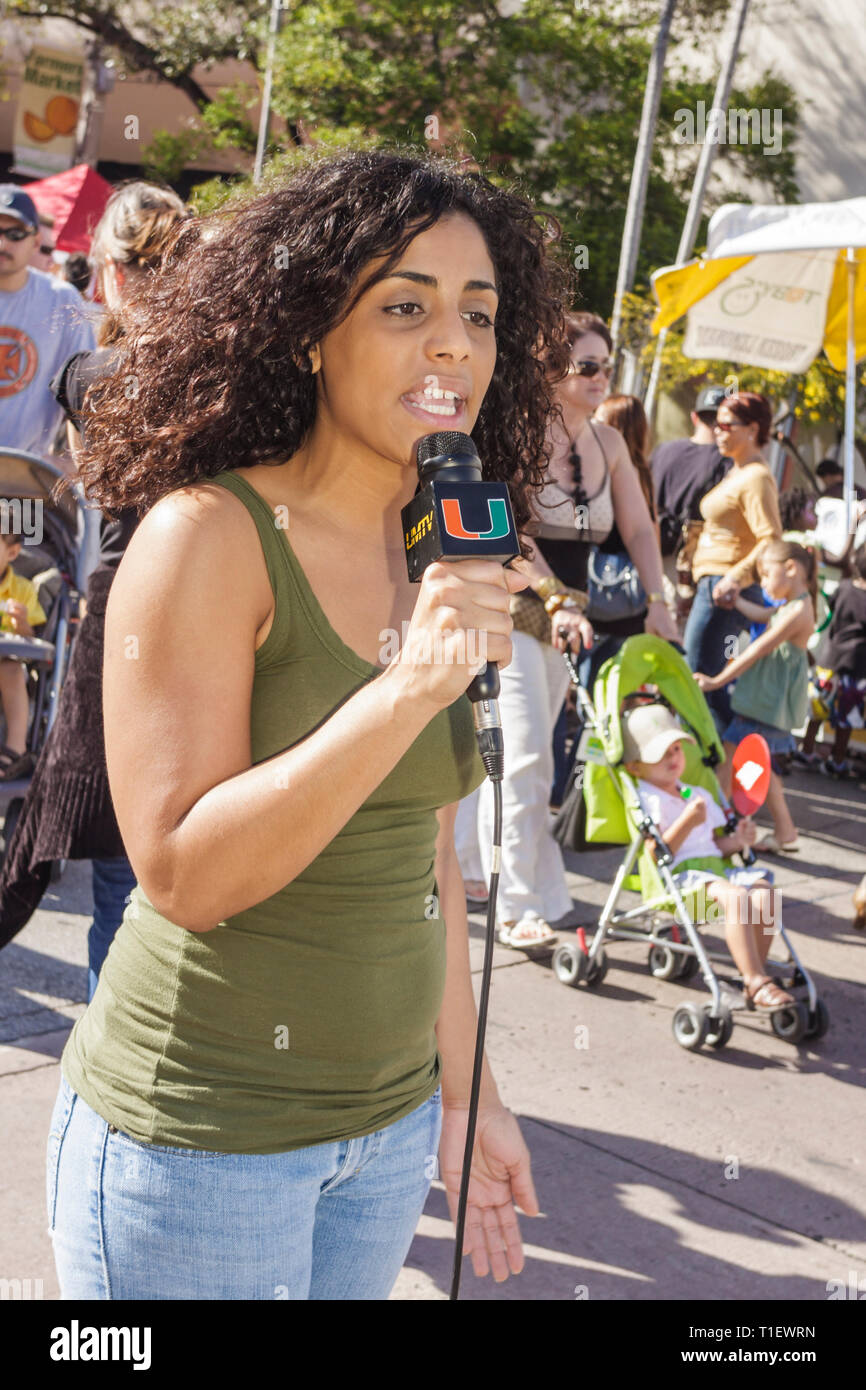 Miami Florida, Coral Gables, Coral Way, Miracle Mile, Karneval, Karneval auf der Meile, Straßenmesse, Festival, hispanische Frau weibliche Frauen, Studenten UMTV Stockfoto