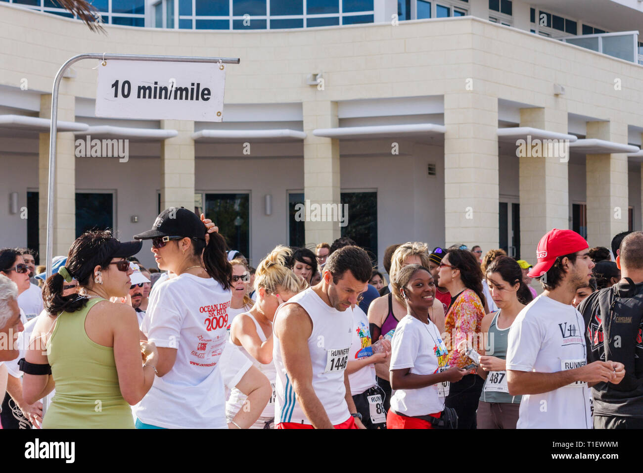 Miami Beach Florida, Ocean Drive, South Pointe 5K Run, Benefit, Charity, Läufer, Rennen, Wettkampf, Startlinie, Frau weibliche Frauen, Mann Männer männlich, multiethnisch, BL Stockfoto