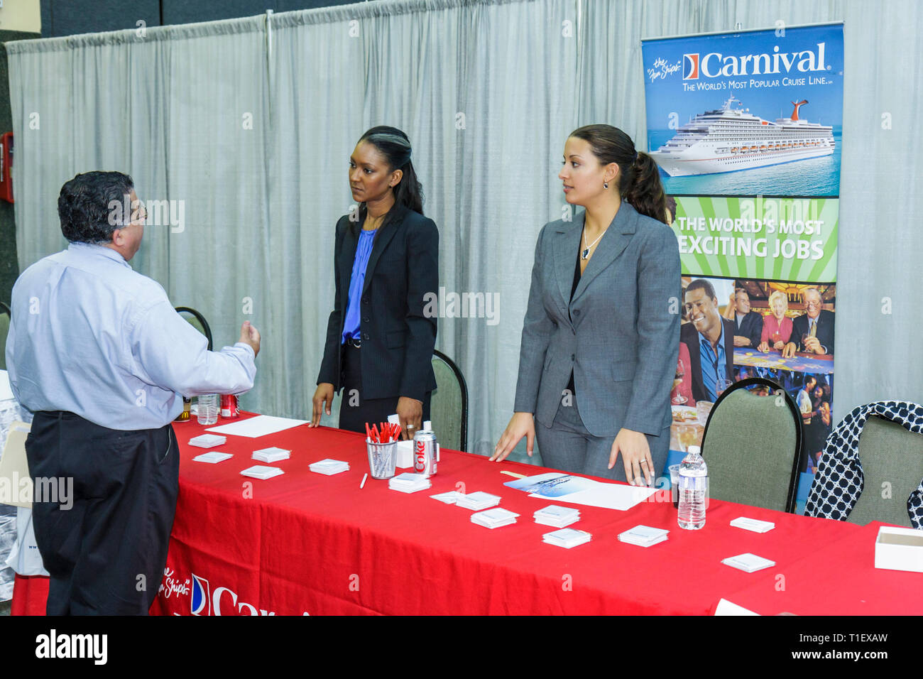 Miami Florida,Karriere,Jobmesse,Karriere,Beschäftigung,arbeitslos,Arbeit,Arbeit,Arbeitssuchende,Arbeitgeber,Rekrutierung,Einstellung,Bewerbung,Wirtschaftskrise,Stand,Auto Stockfoto