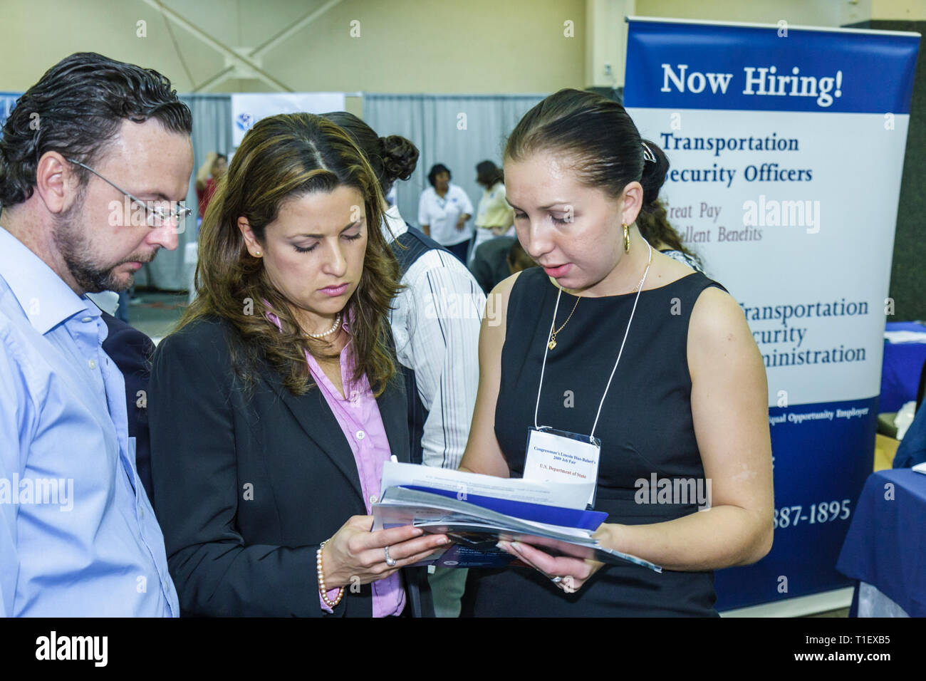 Miami Florida,Karriere,Jobmesse,Karriere,Beschäftigung,arbeitslos,Arbeitgeber,Rekrutierung,Wirtschaftskrise,Stand,Stand,hispanische lateinamerikanische lateinamerikanische ethnische Einwanderer Immigra Stockfoto