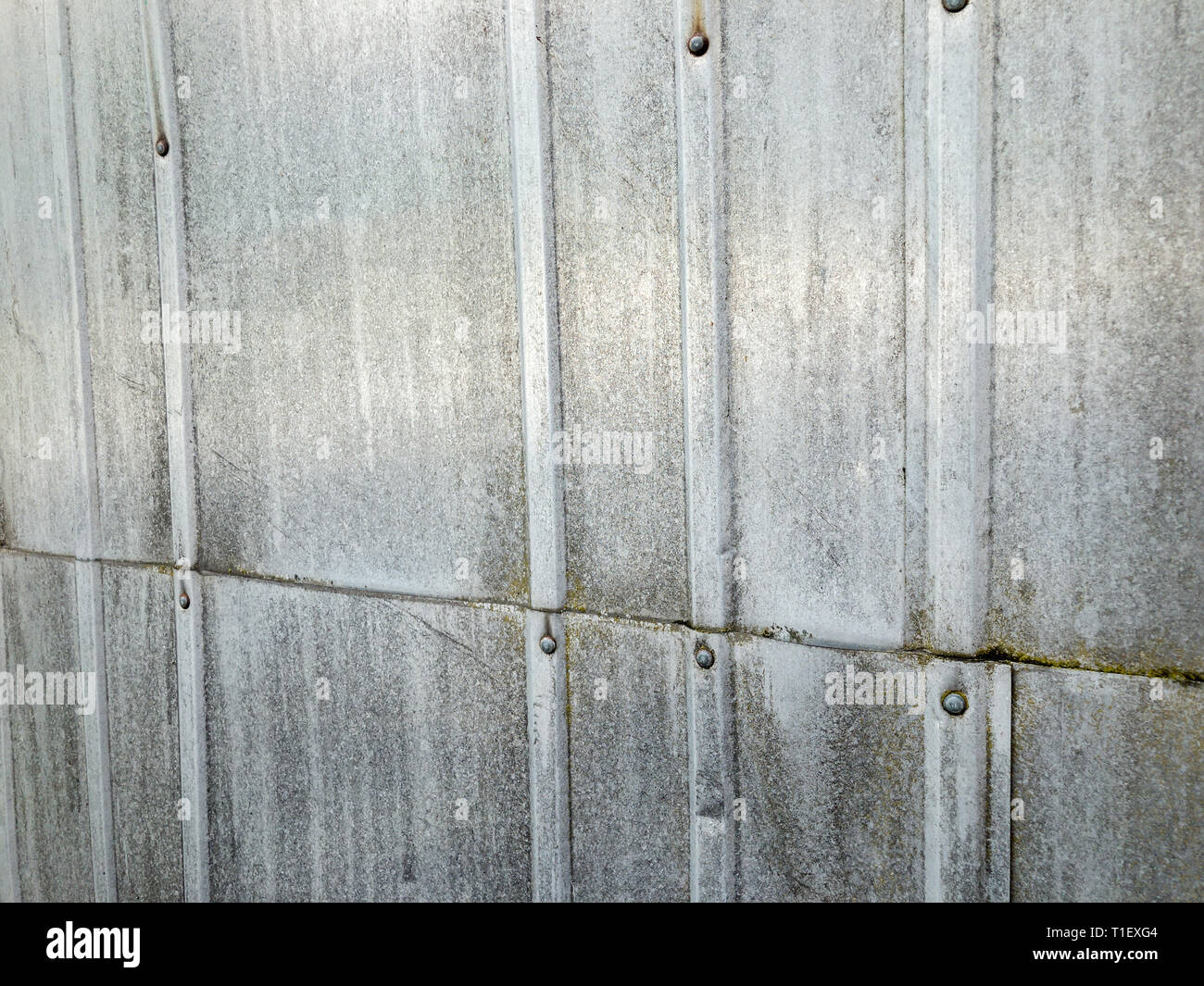 Gewölbte Dachmaterialien Metall Zink Blatt Textur. verwittertem Stahl Hintergrund Stockfoto