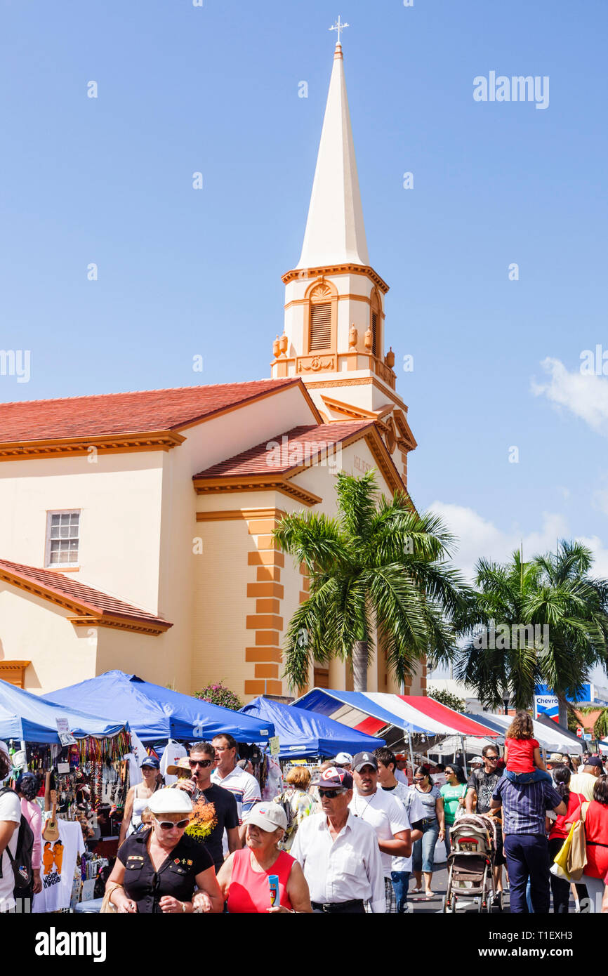 Miami Florida, Little Havana, Calle Ocho, Festival, Straßenmesse, hispanische Menschenmenge, Verkäufer Stände Stand Markt Markt Markt, Käufer Kauf Verkauf, t Stockfoto