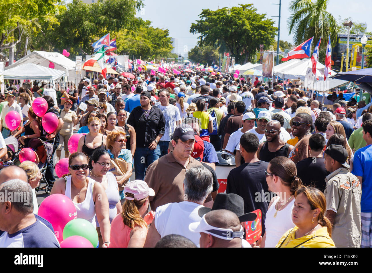 Miami Florida, Little Havana, Calle Ocho, Festival, Straßenmarkt, hispanischer Mann Männer männlich, Frau weibliche Frauen, Wandern, Bummeln, multi ethnische, Menge, Stand, Stände Stockfoto