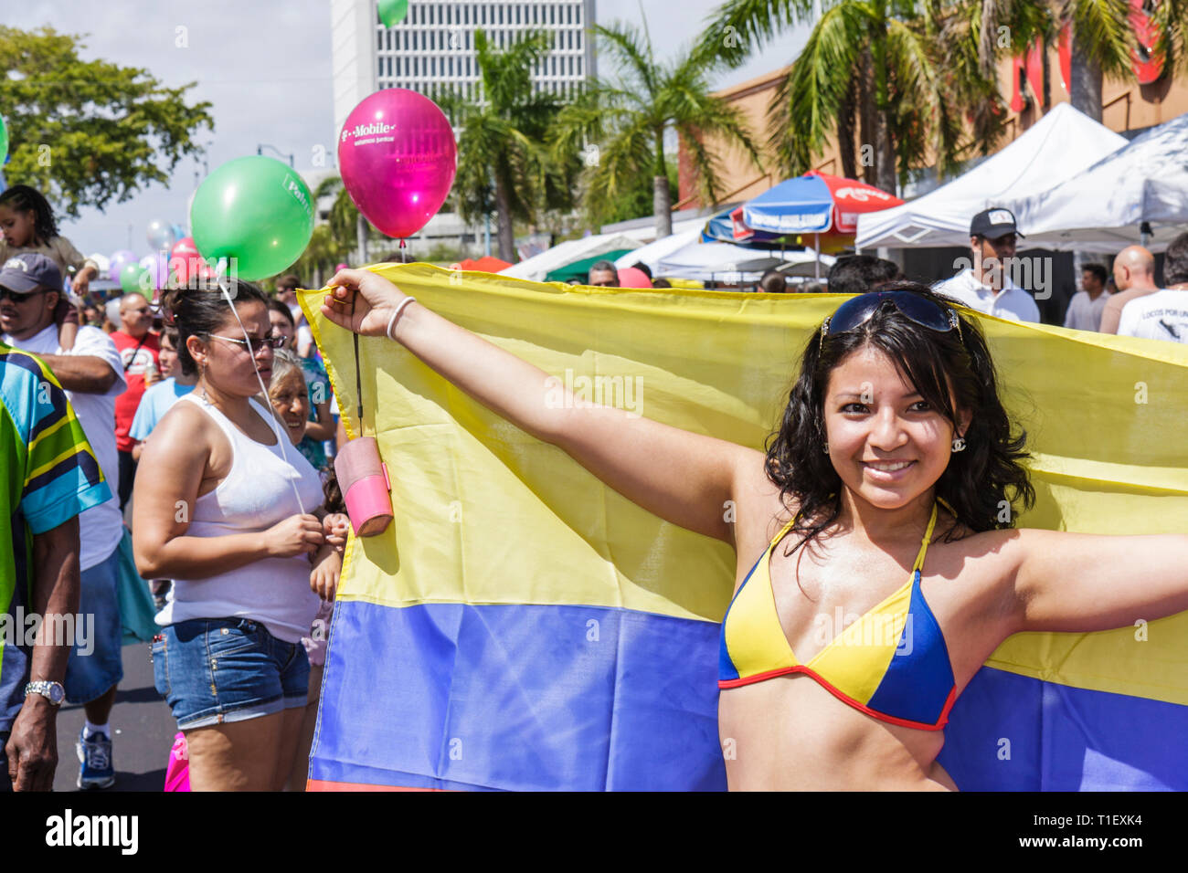 Miami Florida, Little Havana, Calle Ocho, Veranstaltung, Festival, Straßenmesse, Hispanic Latino ethnische Einwanderer Minderheit, Mädchen Mädchen, Youngster youn Stockfoto