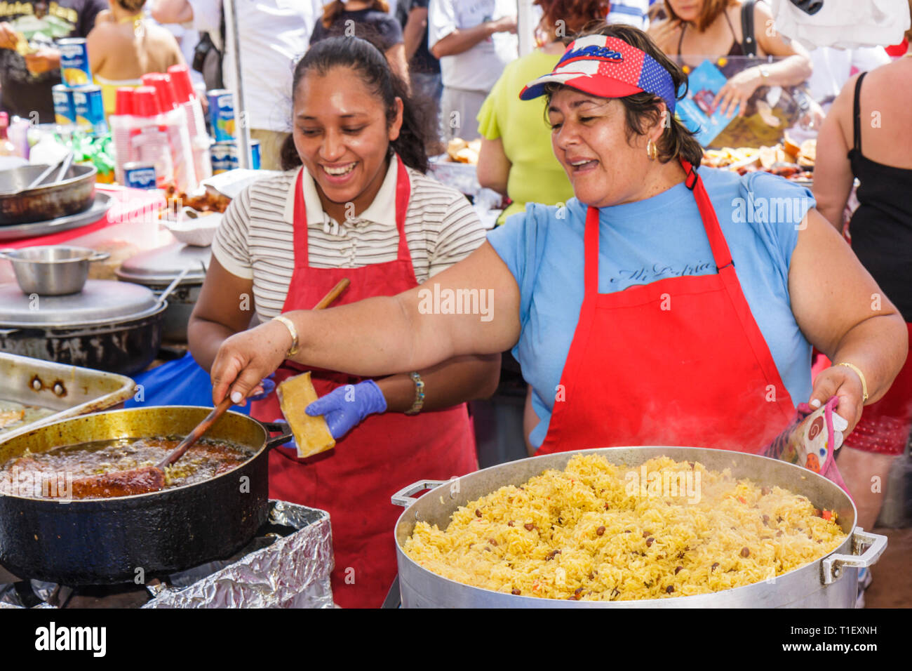 Miami Florida, Little Havana, Calle Ocho, Veranstaltung, Festival, Straßenmesse, Hispanic Latino ethnische Einwanderer Minderheit, ethnisch, Essen, im Freien, Vendo Stockfoto