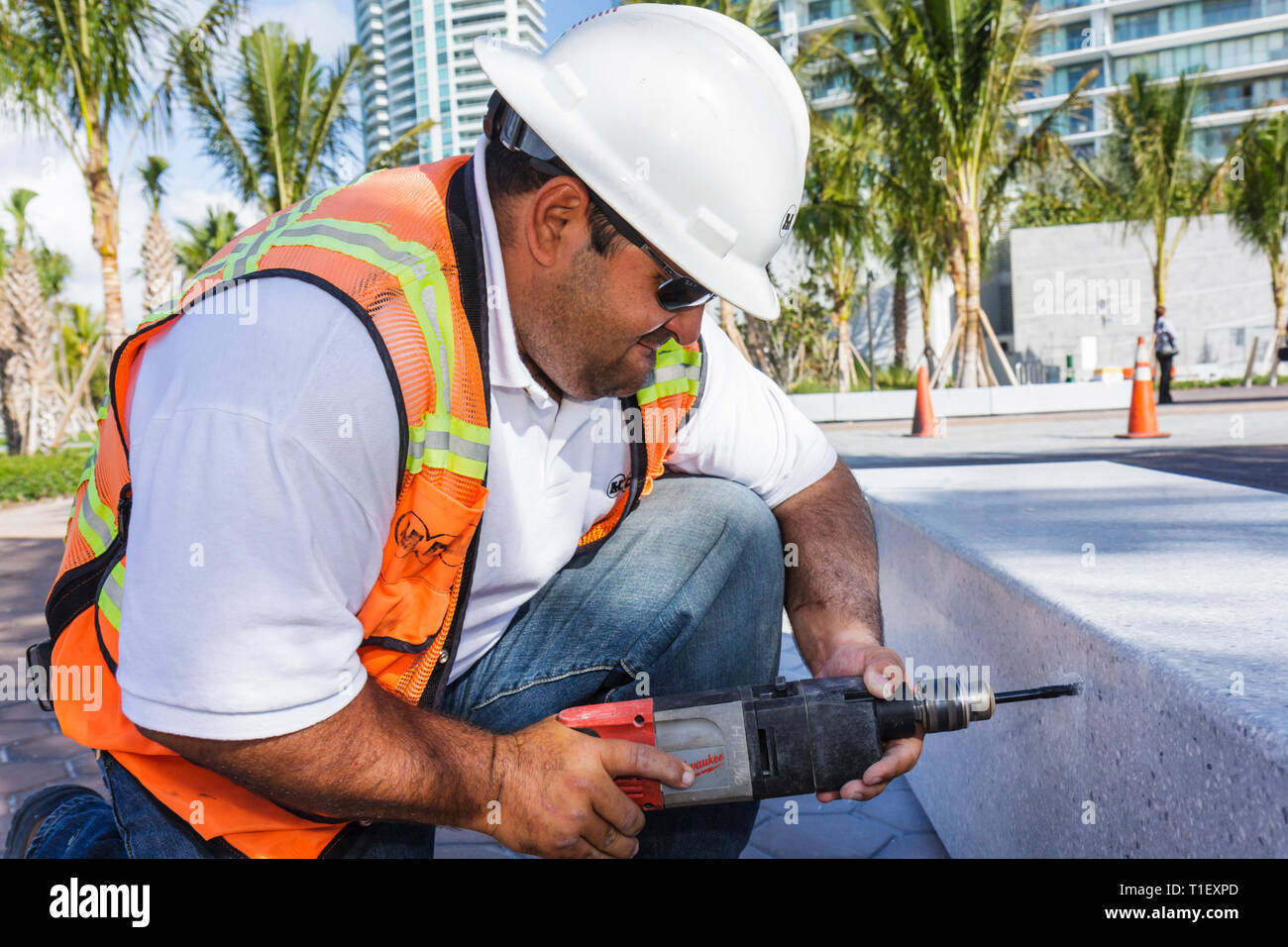 Miami Beach Florida, South Pointe Park Point öffentliche Renovierung, hispanischer Mann Männer männlich, Arbeiter, Arbeiter, arbeiten, arbeiten, Arbeitnehmer Arbeitnehmer Arbeitnehmer Mitarbeiter, Hut Stockfoto