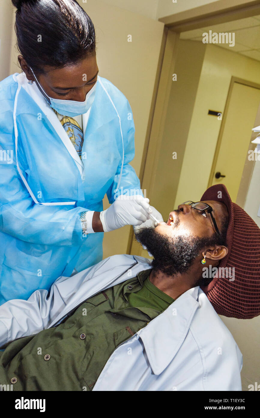 Miami Florida, Liberty City, Jessie Trice Community Health Center, Mundgesundheit, fair, kostenlose Betreuung, Prüfung, Freiwillige Freiwillige Community Service Freiwilligenarbeit wo Stockfoto