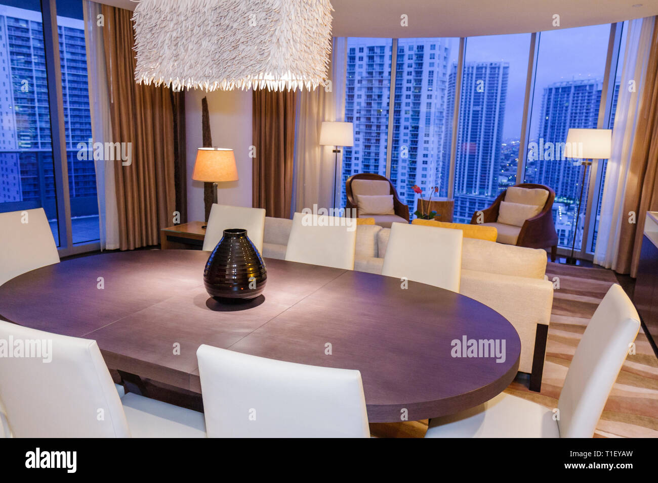 Miami Florida, Epic, Hotel, Luxus, Boutique, Unterkunft, Gastfreundschaft, Gästezimmer, Suite, Esszimmer, Fenster, Aussicht, modernes Dekor, Innendesign, FL090322074 Stockfoto