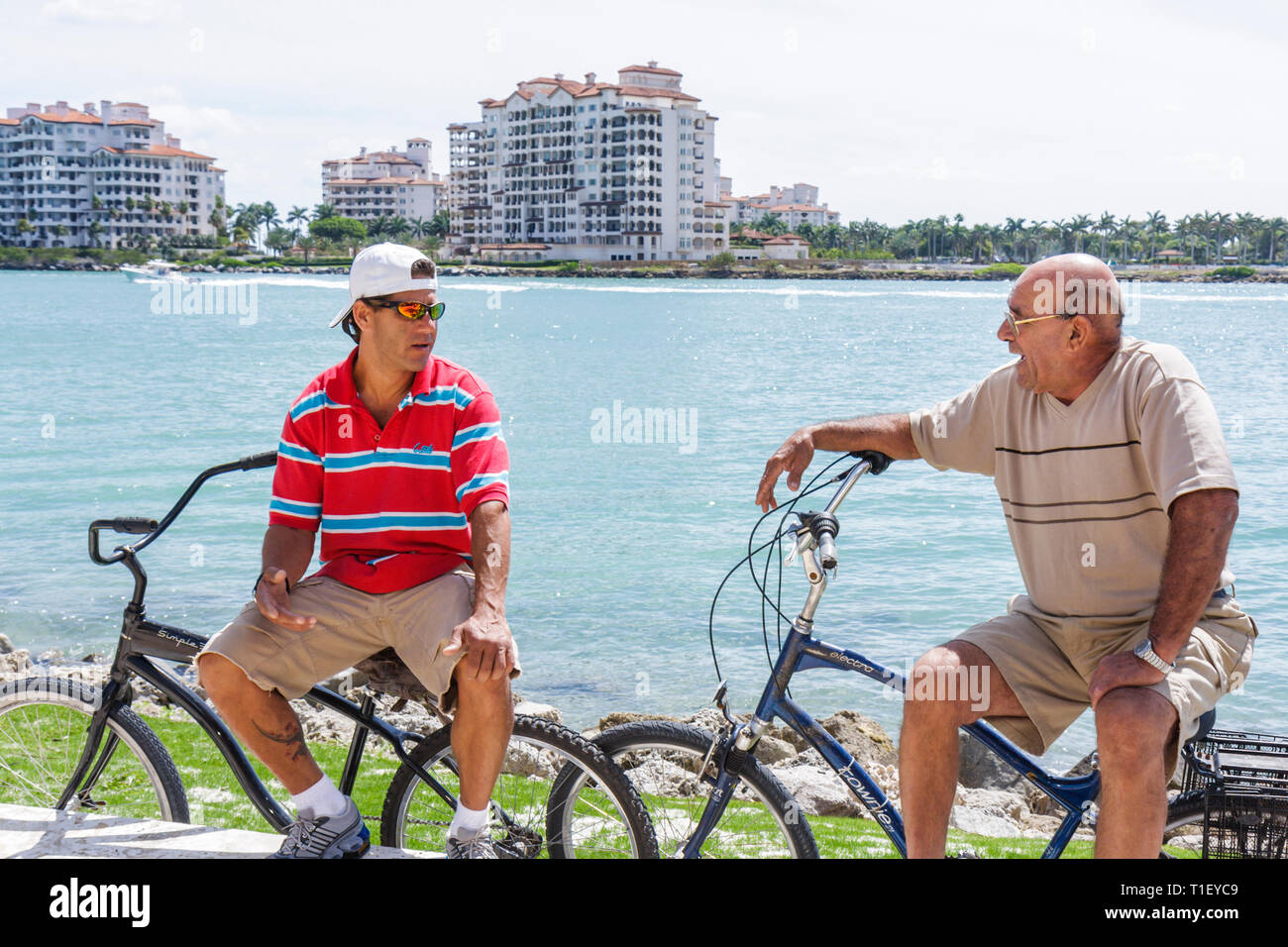 Miami Beach Florida, South Pointe Park, Point, Government Cut, Schifffahrtskanal, Steg, Wellenbrecher, Blick auf Fisher Island, Hispanic Latin Latino ethnische Einwanderer Stockfoto