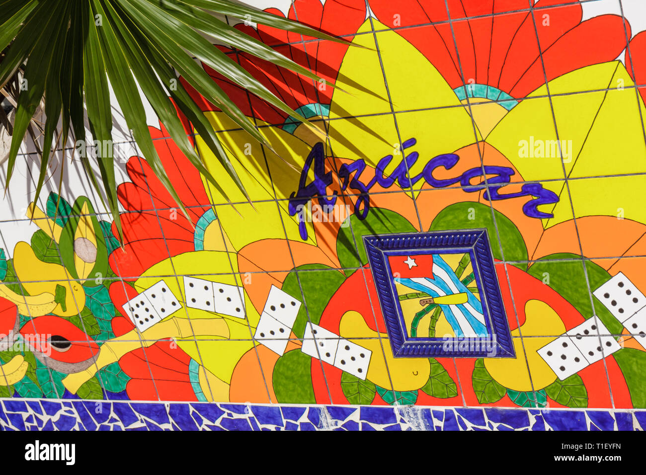 Miami Florida, Little Havana, Calle Ocho, Maximo Gomez Domino Park, Fliesen, Mosaik, bunt, blau, gelb, rot, bemalt, azucar, Zucker, spanische Sprache, zweisprachig, t Stockfoto