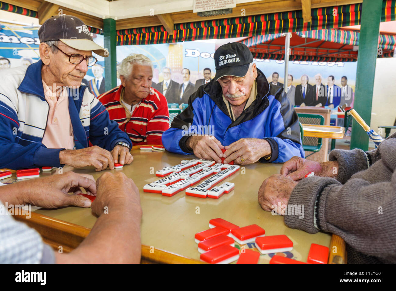 Miami Florida, Little Havana, Calle Ocho, Maximo Gomez Domino Park, Hispanic Latino ethnische Einwanderer Minderheit, Erwachsene Erwachsene Männer Männer männlich, s Stockfoto