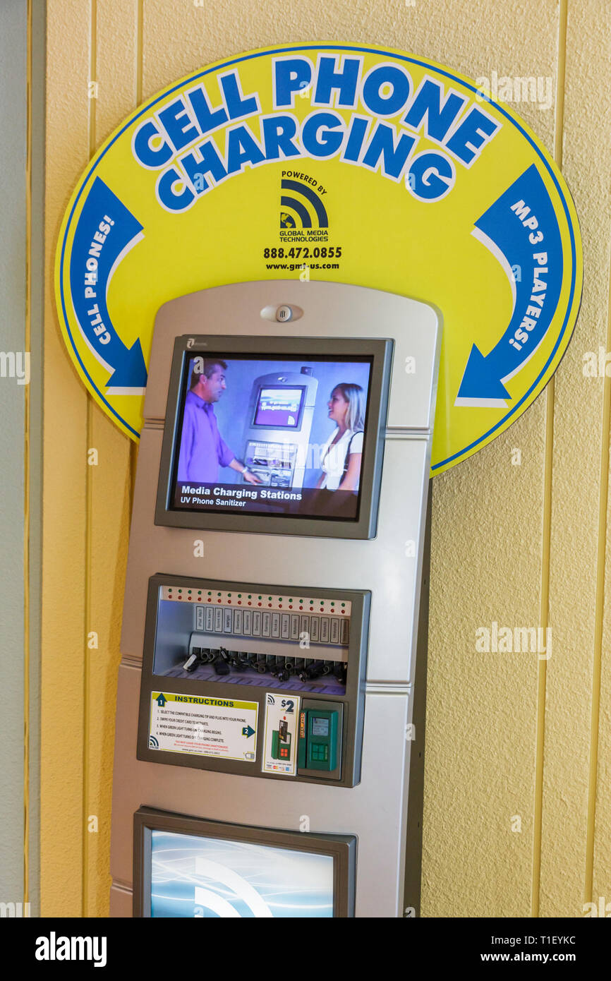 Miami Beach, Florida, Miami Beach Convention Center, Mobilgerät, Ladestation, Schnellladung, Smartphone-Mobiltelefone, Überprüfung der Lektüre Stockfoto