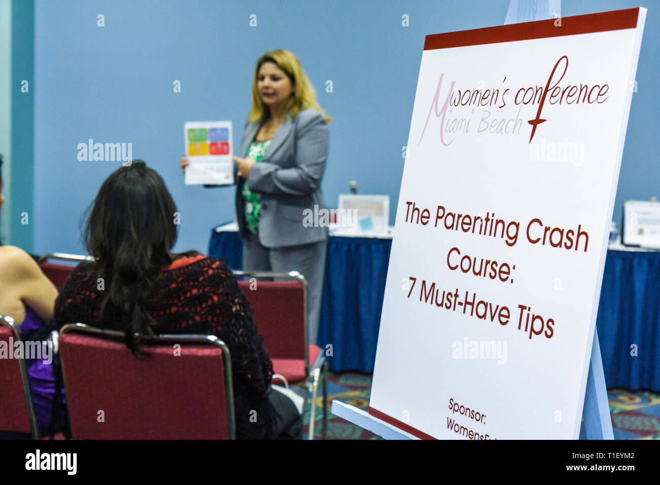 Miami Beach Florida, Miami Beach Convention Center, Frauen-, Frauen-, Männer-Konferenz, Seminar, Tagung, hispanische Frau weibliche Frauen, Publikum, Sprecher, Öffentlichkeit Stockfoto