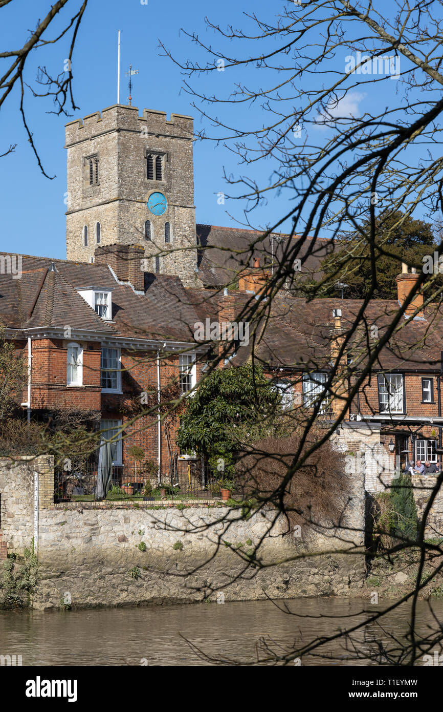 AYLESFORD, Kent/UK - MÄRZ 24: Blick auf das chequers Public House und St. Peter's Kirche in Aylesford am 24. März 2019. Nicht identifizierte Personen Stockfoto