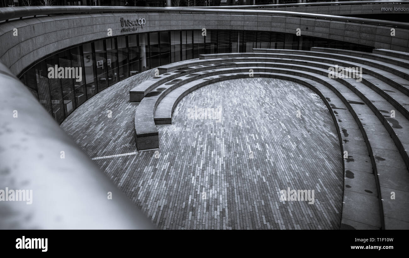 London, Vereinigtes Königreich: Die Schaufel, Stadtteil Southwark. Amphitheater im Freien mit Theater, Festivals, Filme und Sport Screening von der Themse. Stockfoto