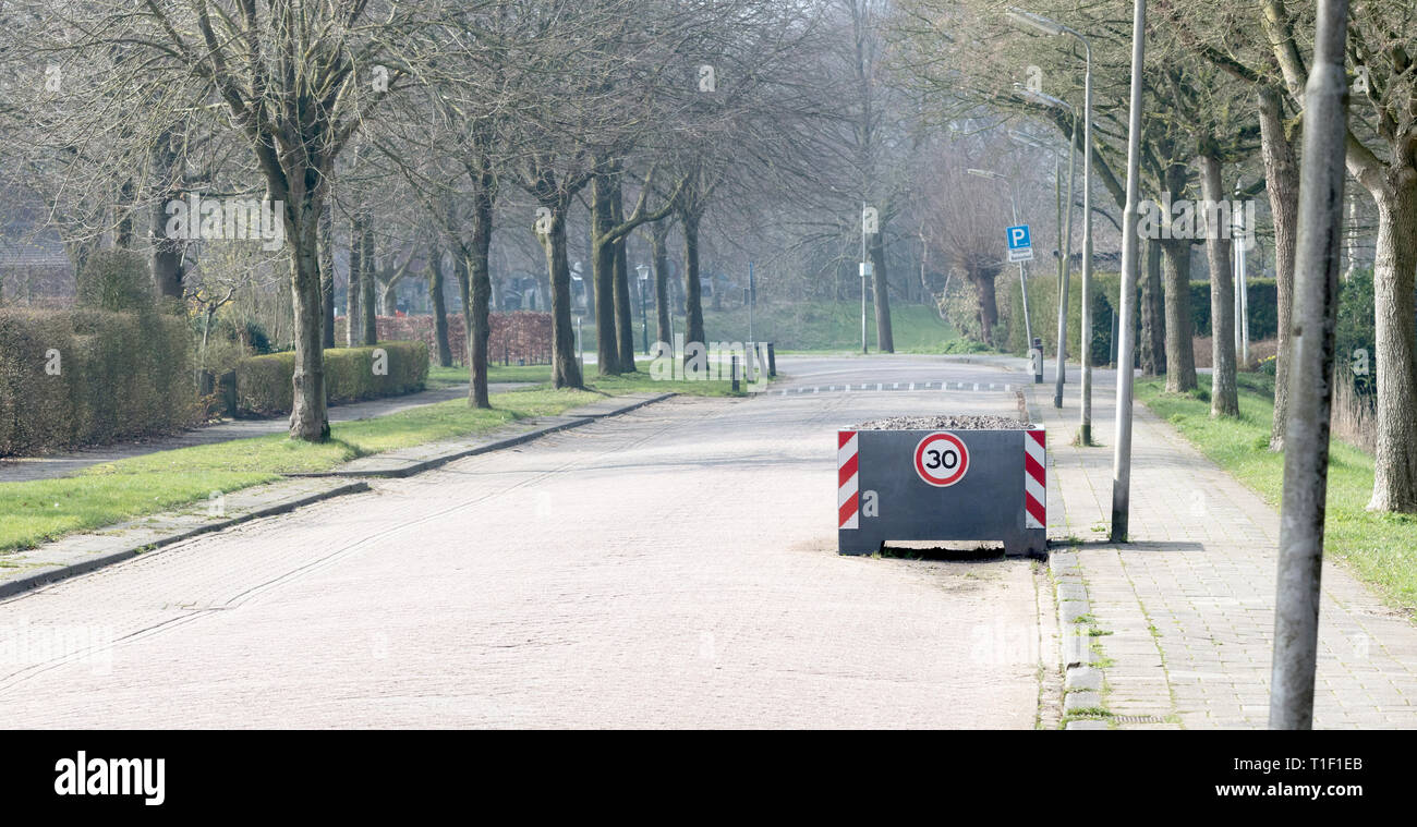 Große pflanzmaschine als Straßensperre, die Durchsetzung der speedlimit von 30 km/h, die Niederlande Stockfoto