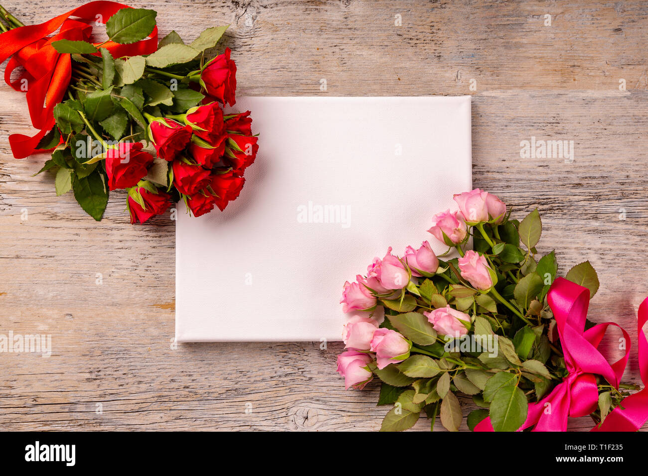 Valentinstag oder Muttertag Grußkarte und Rosen über Holz- Tabelle Stockfoto