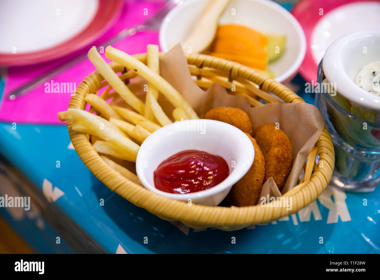Pommes und Ketchup auf dem Tisch Stockfoto