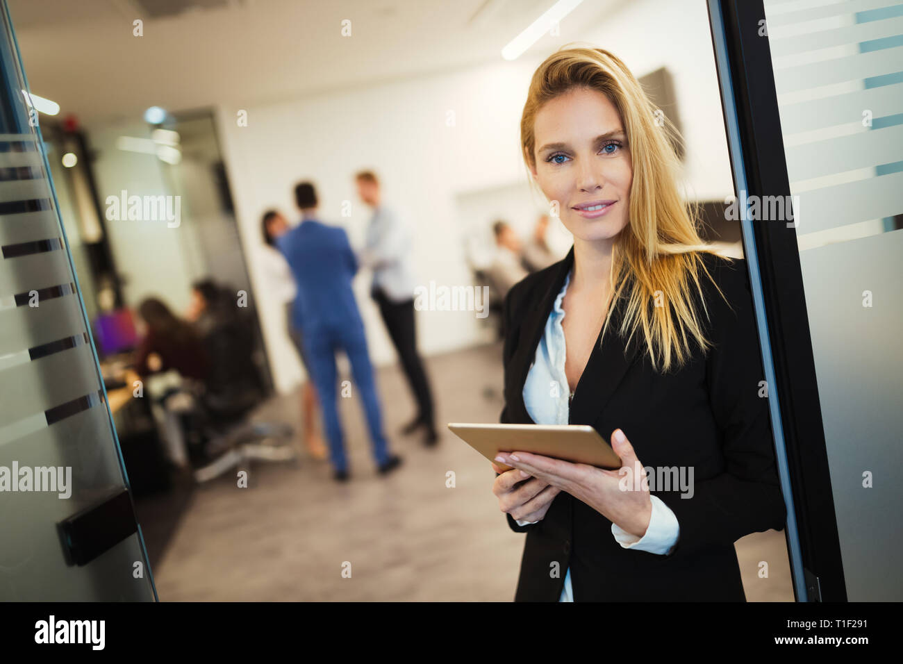 Attraktive Geschäftsfrau mit digitalen Tablette im Büro Stockfoto